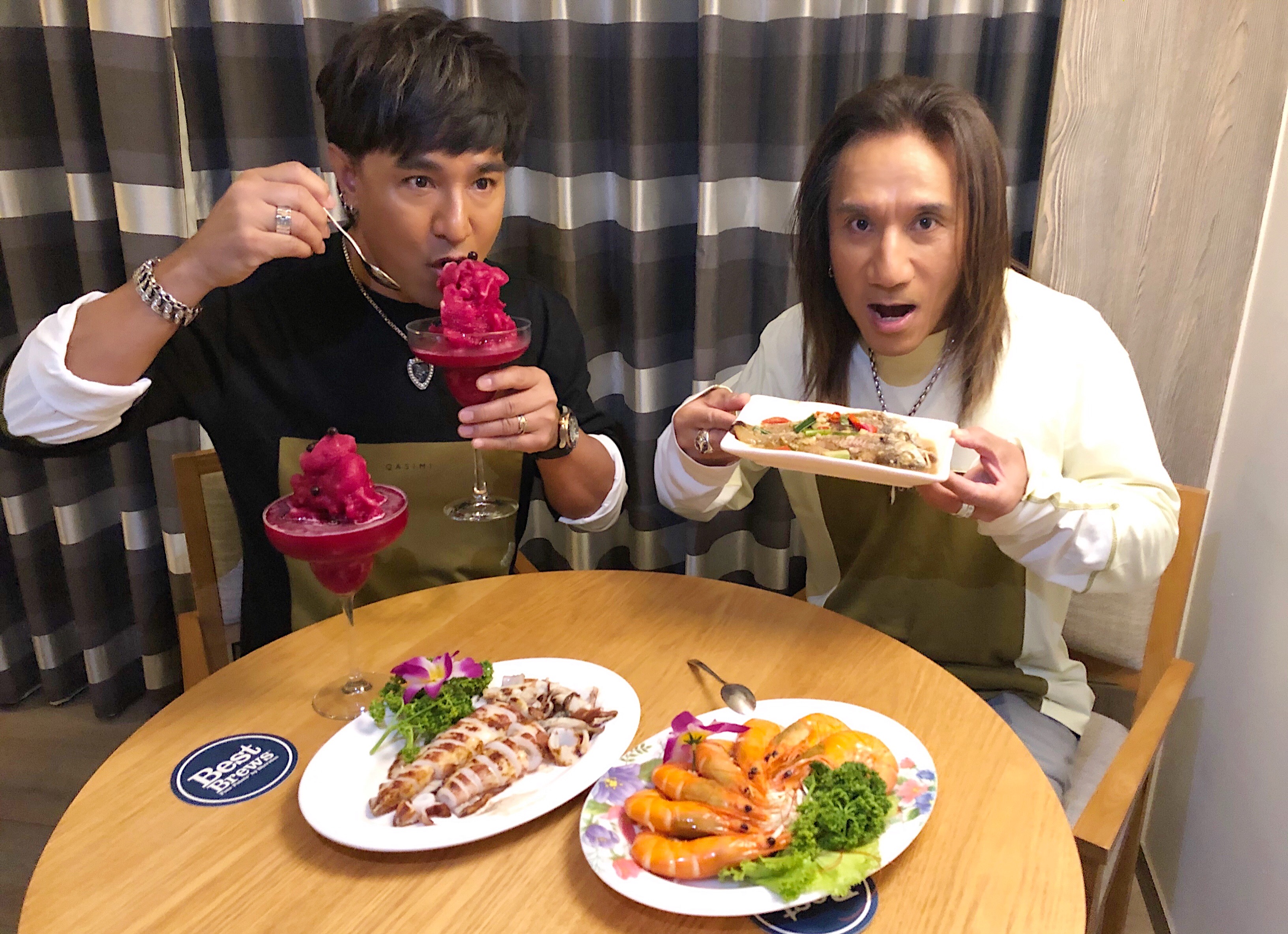 動力火車赴澎湖演出，不忘一飽口福，吃海鮮及仙人掌冰。（華研國際提供）