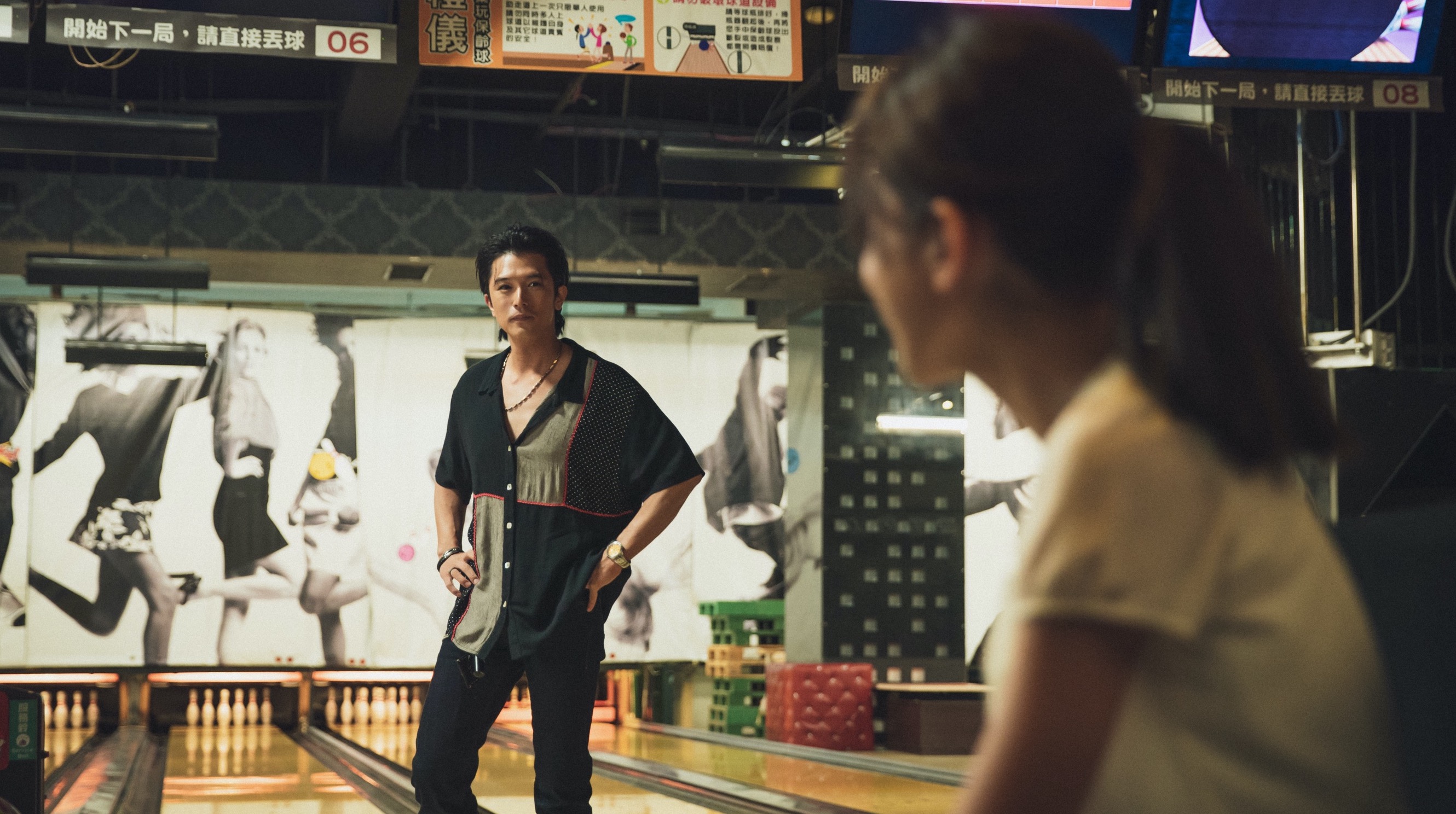 邱澤大跳台客舞步，邊唱邊跳向許瑋甯示愛的戲是在新莊的「E7 PLAY保齡球新莊館」取景。（金盞花大影業提供）