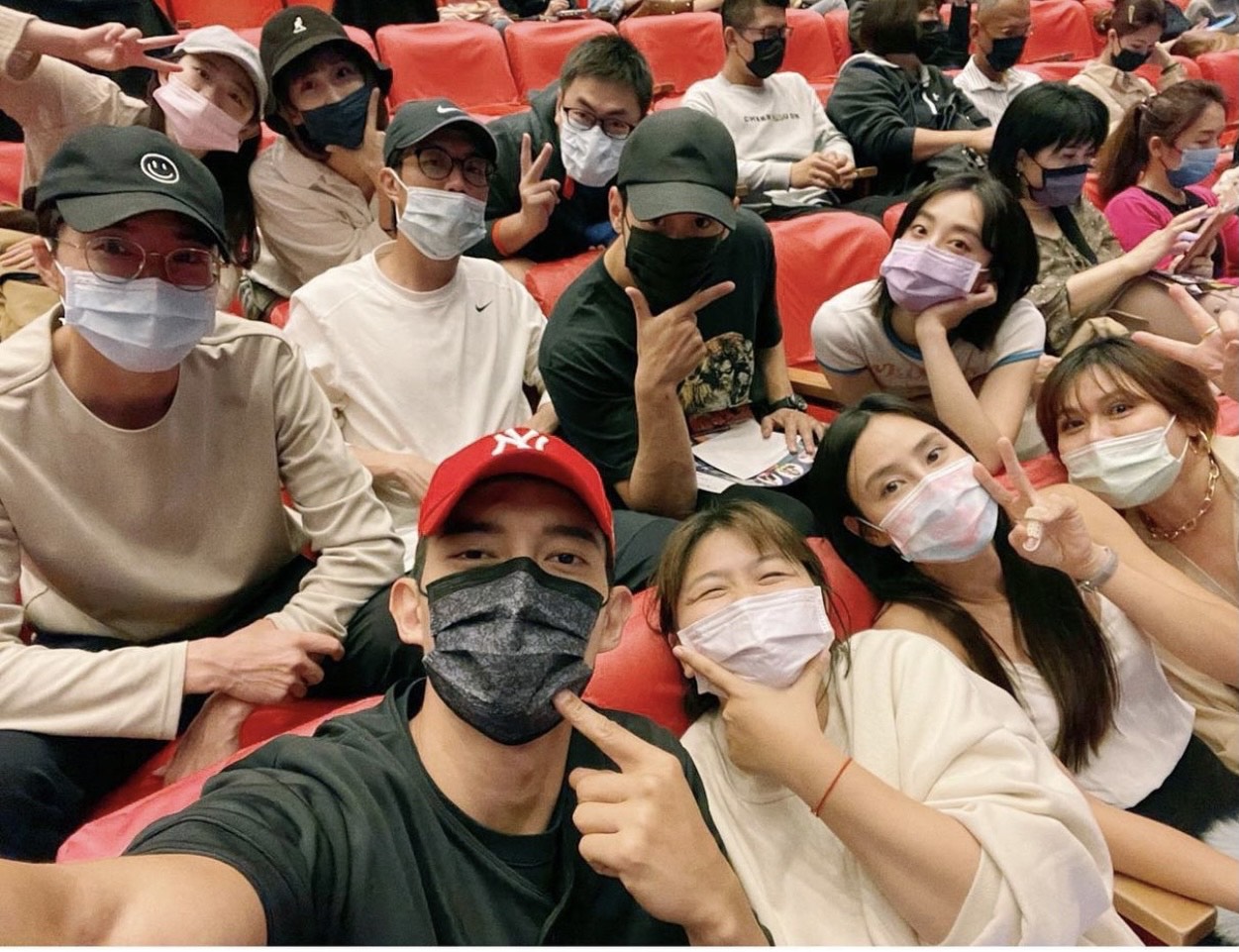 江宏傑與全明星運動會第二季的隊員們，一起為范逸臣主演的音樂劇助陣。（圖／摘自王家梁IG） 