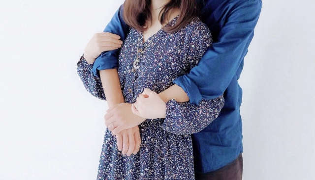 美國一名25歲女子訂婚後，愛上未婚夫的爸爸，也就是準公公。（示意圖，photoAC）