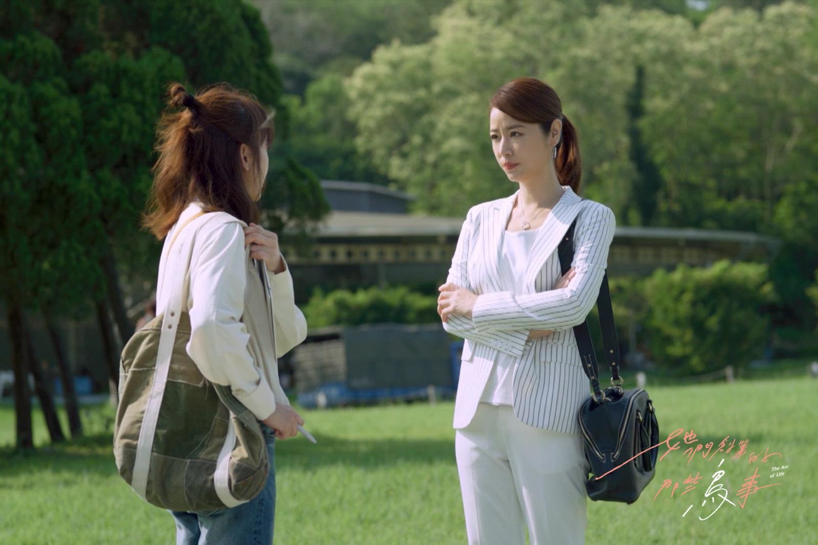 林心如在劇中選用Chloé Daria深海藍肩背手提兩用包妝點女強人造型。NT$73,200。（Chloé提供）