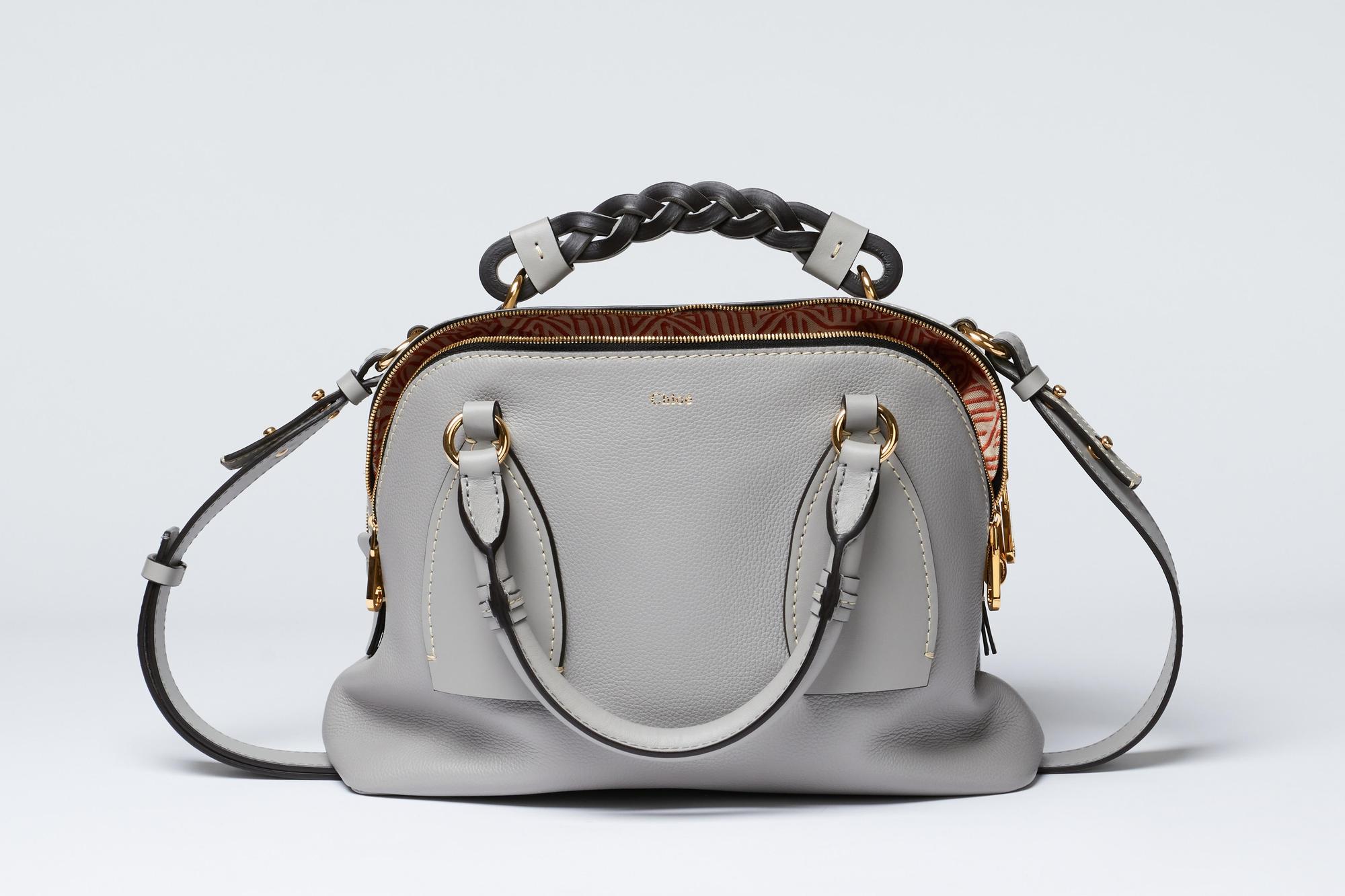 Chloé Daria灰色肩背手提兩用包 NT$73,200。（Chloé提供）