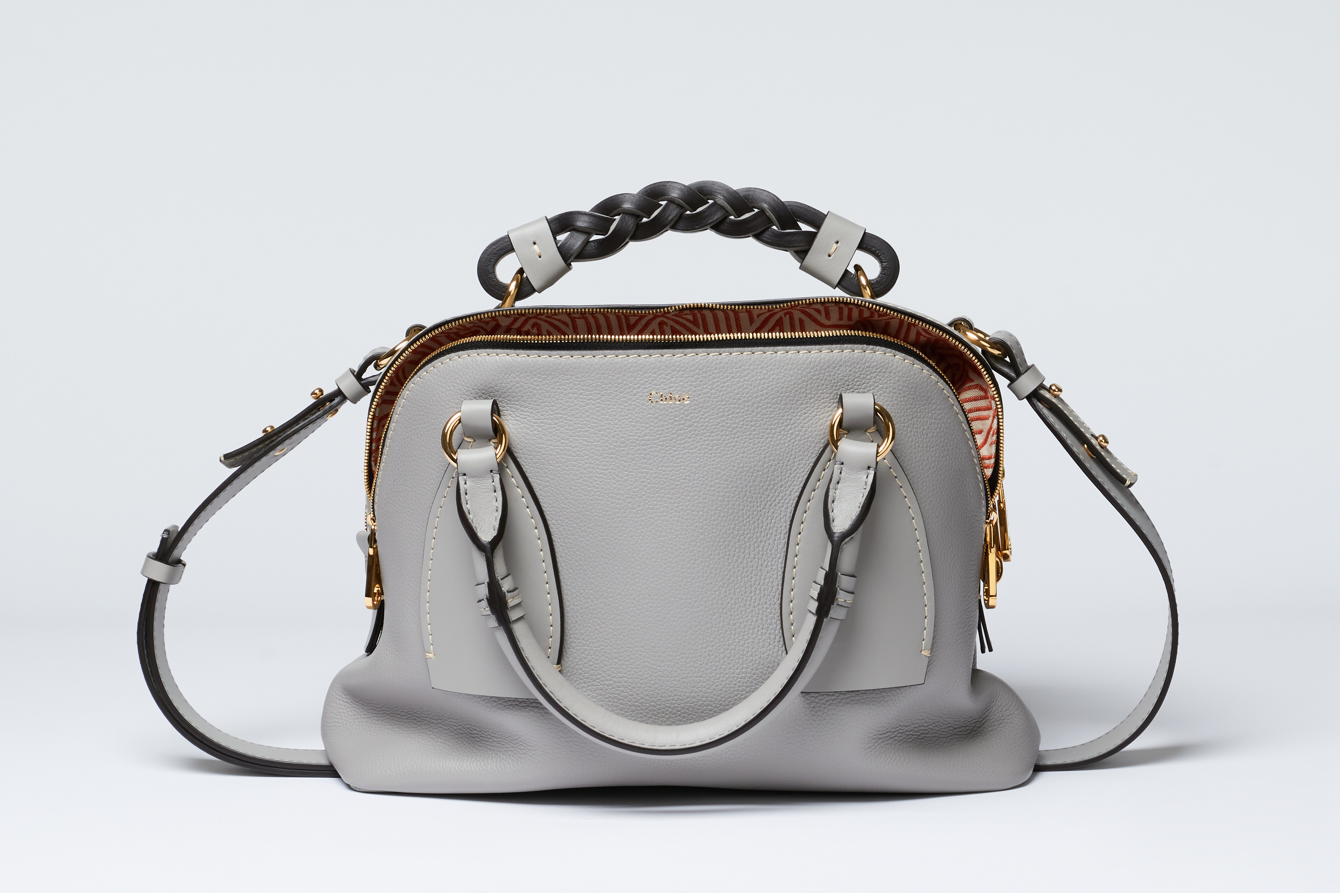 Chloé Daria灰色肩背手提兩用包 NT$73,200。（Chloé提供）