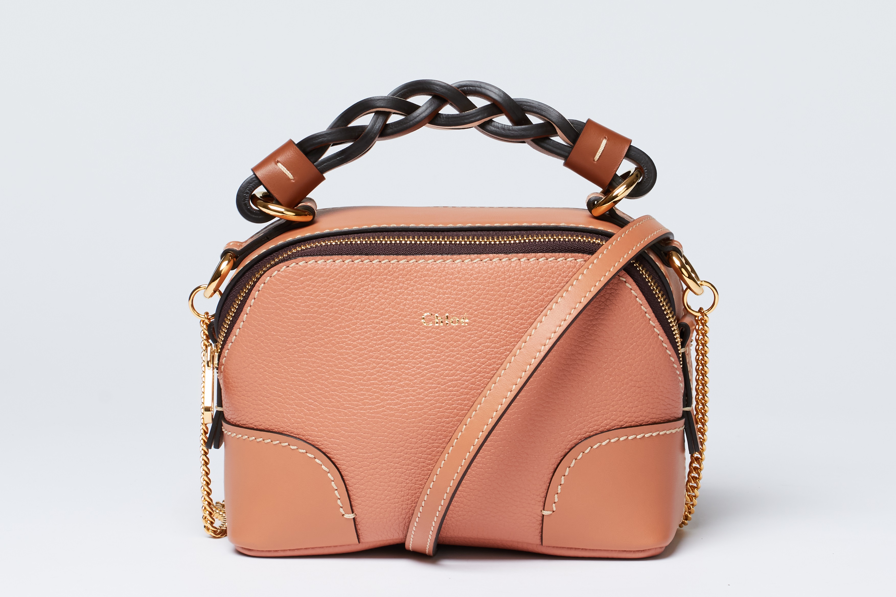 Chloé Daria奶茶棕迷你肩背手提兩用包 NT$51,600。（Chloé提供）