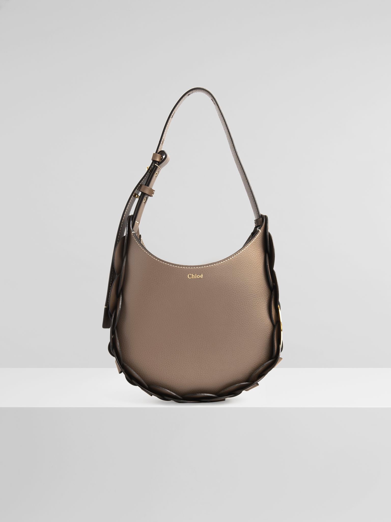Chloé Darryl灰色小型肩背包 NT$47,300。（Chloé提供）