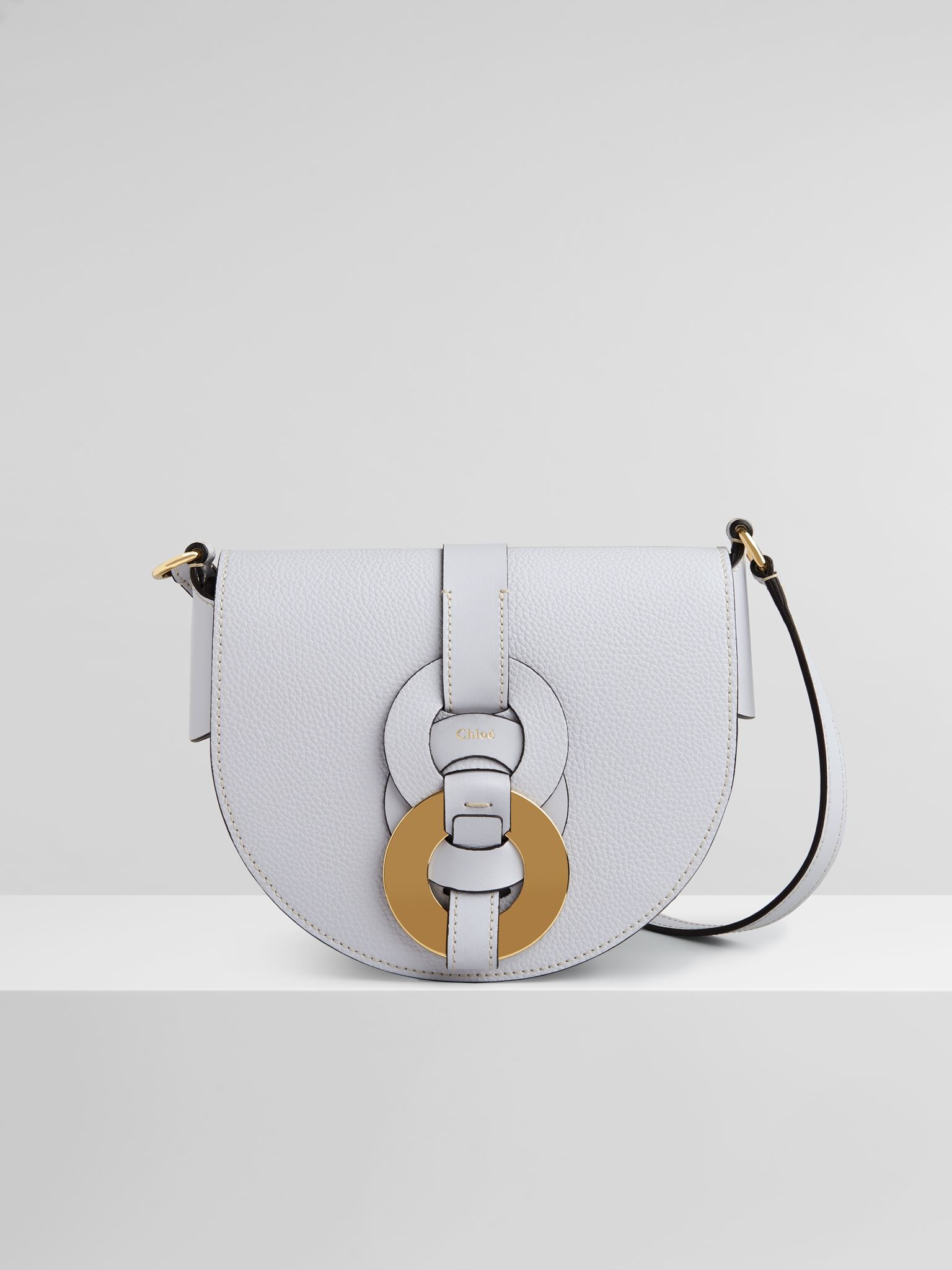 Chloé Darryl雲朵淺藍馬鞍包 NT$42,900。（Chloé提供）