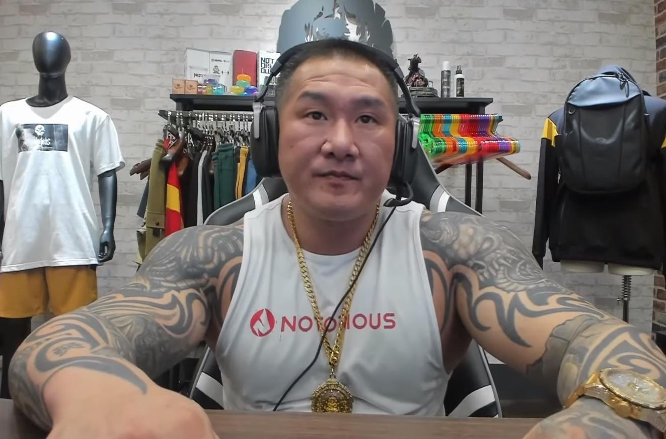 館長在看完台中市7歲男童遭重摔的影片後,表示「這摔法我真的沒看過」。(翻攝自館長官方YouTube)