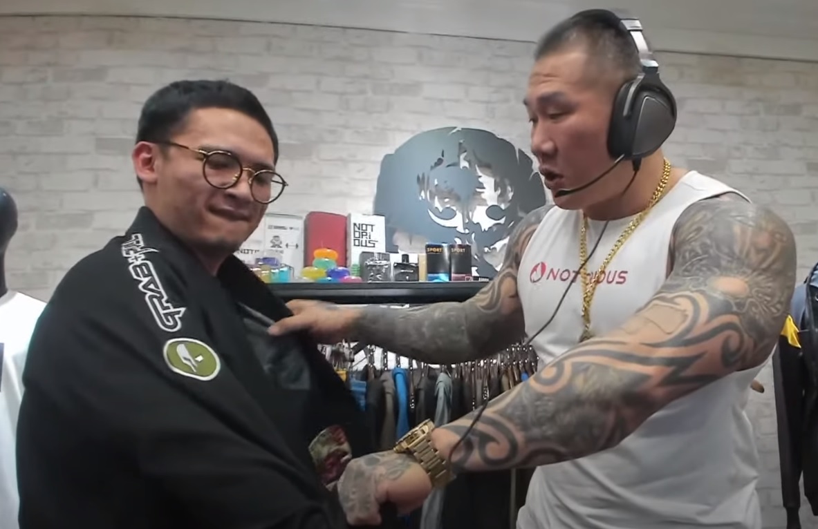 館長在直播中講解單肩過肩摔的危險性，與示範正確的教學方式。（翻攝自館長官方YouTube）