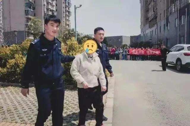 中國大陸一名懷有3個月身孕的女子徒手爬16層樓偷竊，令警方傻眼。（翻攝自微博）