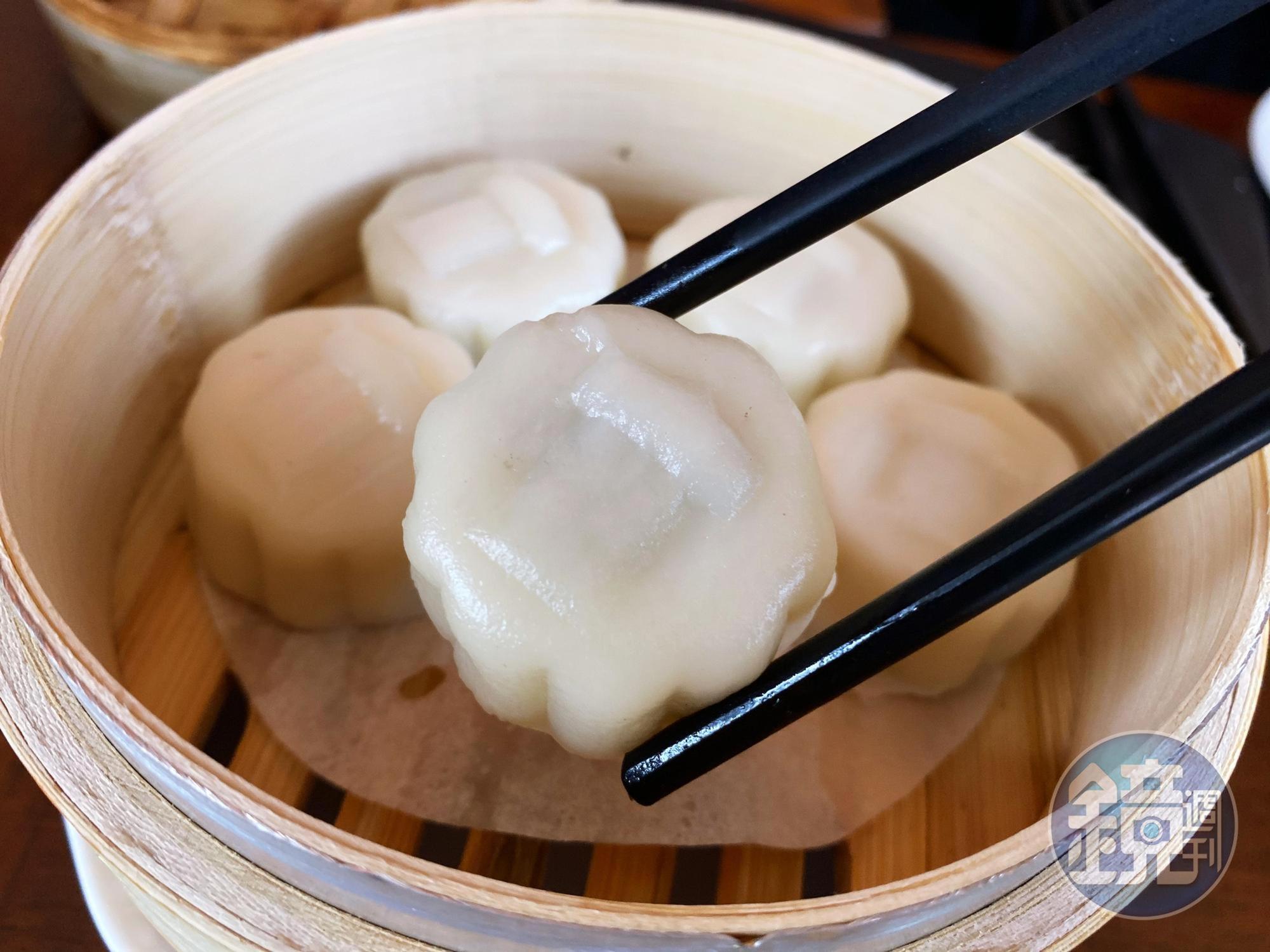 剛出爐的美齡鬆糕入口即化。