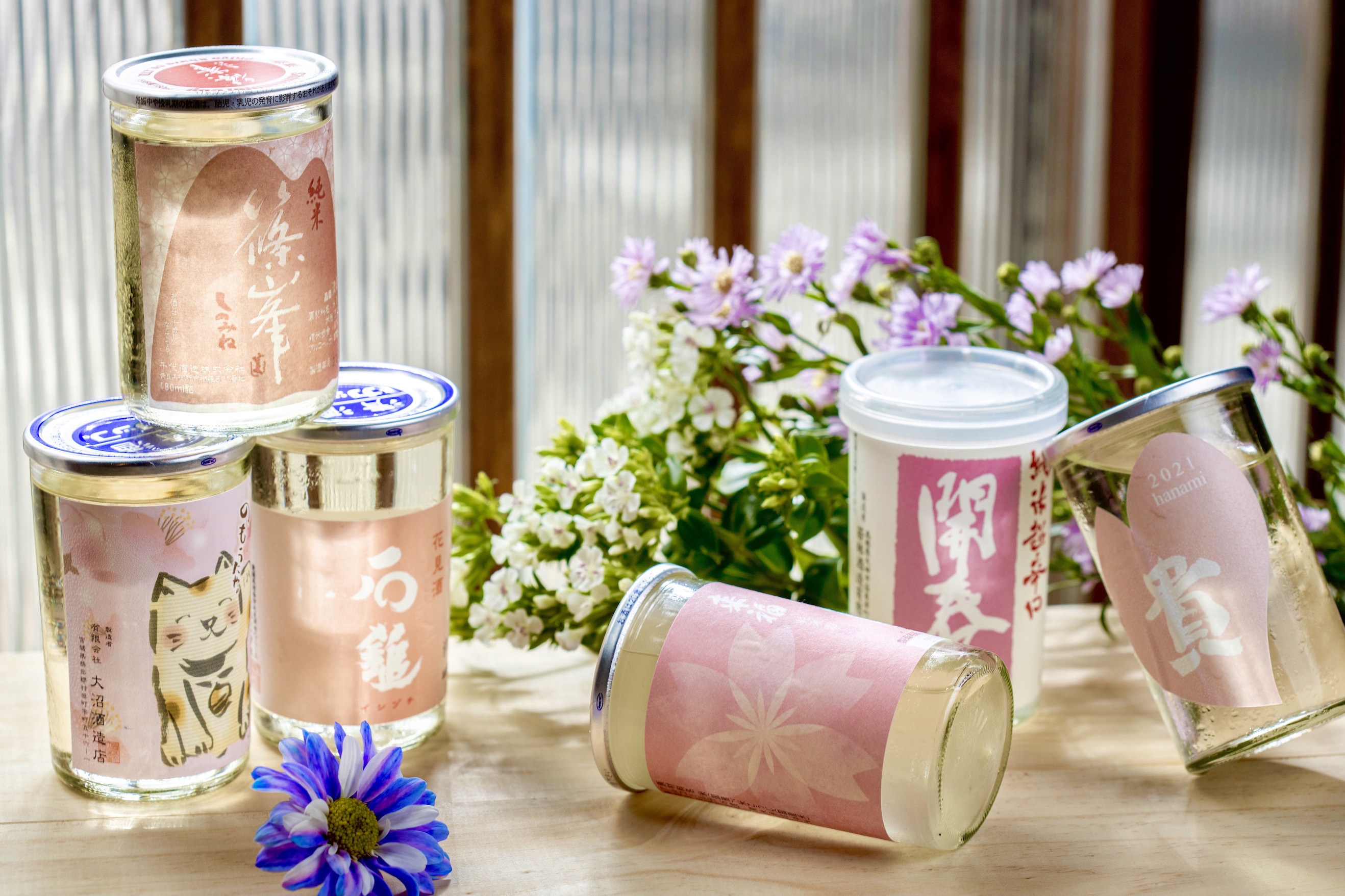 180毫升裝的杯裝清酒改變傳統日本酒文化，可愛酒標也彰顯地方特色。