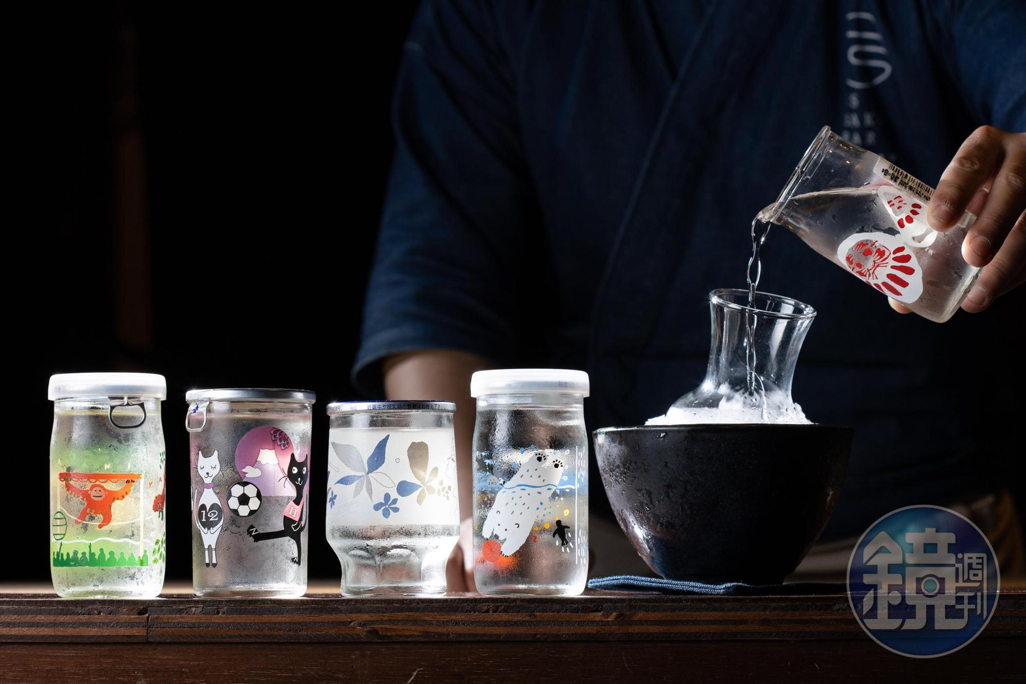 PS Sake Bar有27款杯裝清酒，可愛吸睛的酒標，滿足酒迷的蒐藏癖。（500~550元／瓶）