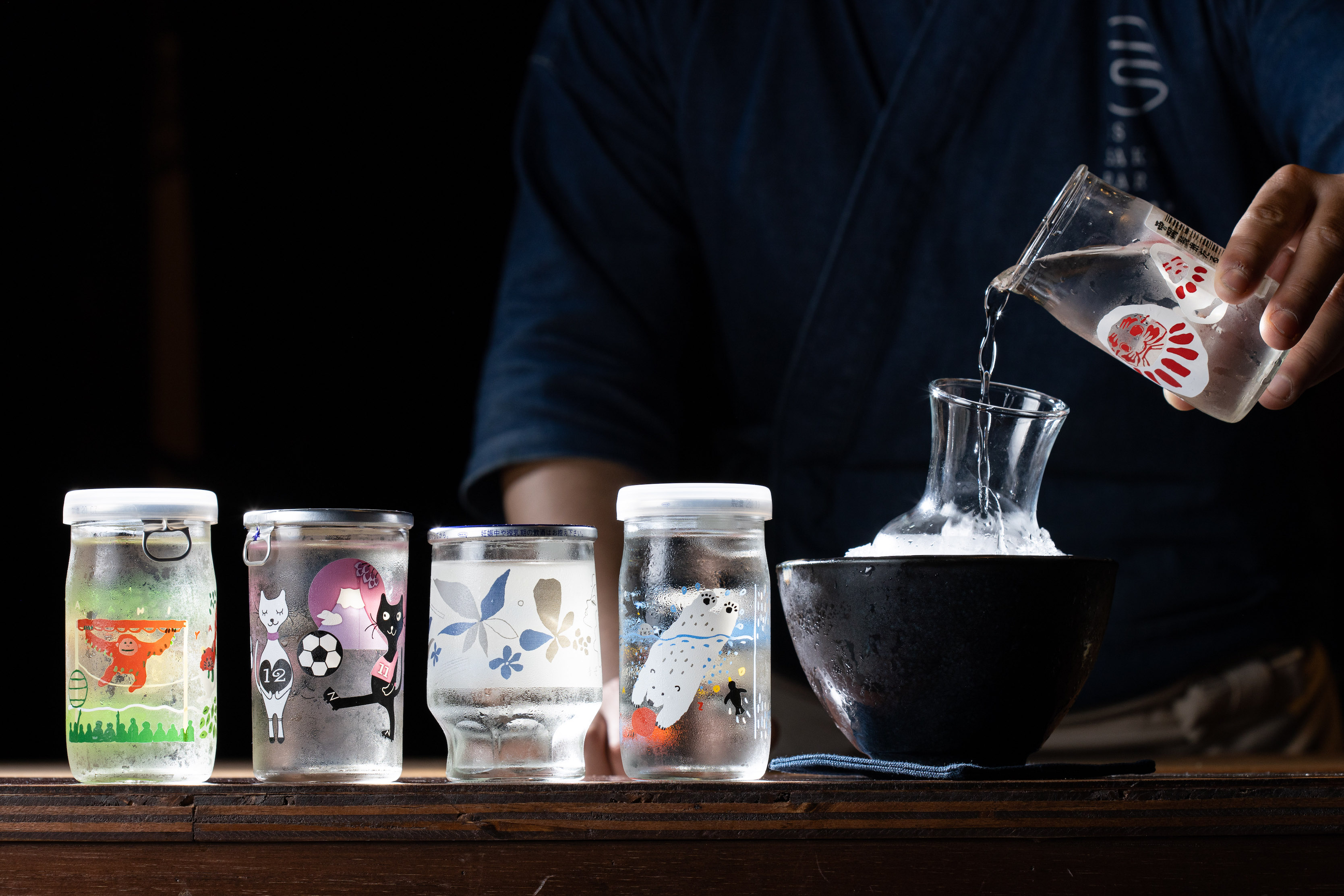 PS Sake Bar有27款杯裝清酒，可愛吸睛的酒標，滿足酒迷的蒐藏癖。（500~550元／瓶）