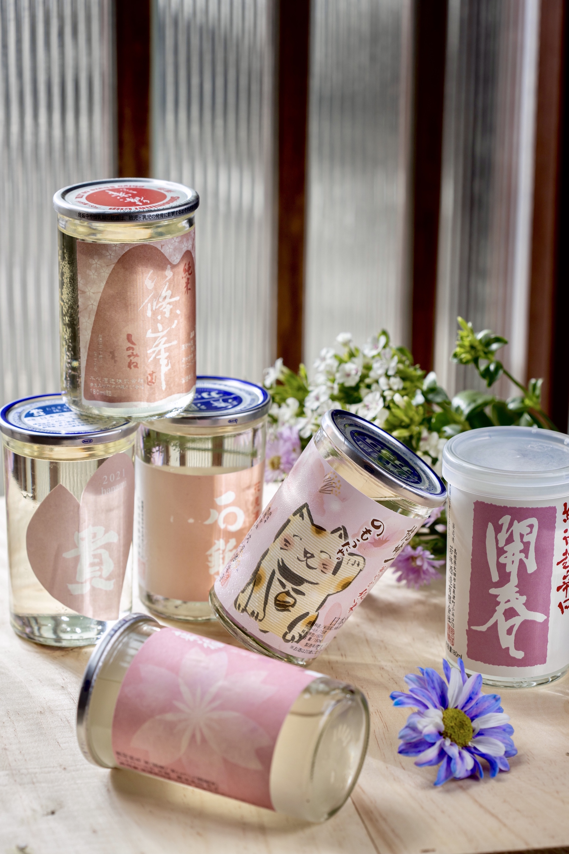 今年春季限定推出的「花見酒」，集結「貴」「來福」「開春」「篠峯」等各日本酒品牌，櫻花色酒標很吸引人（550元／瓶）