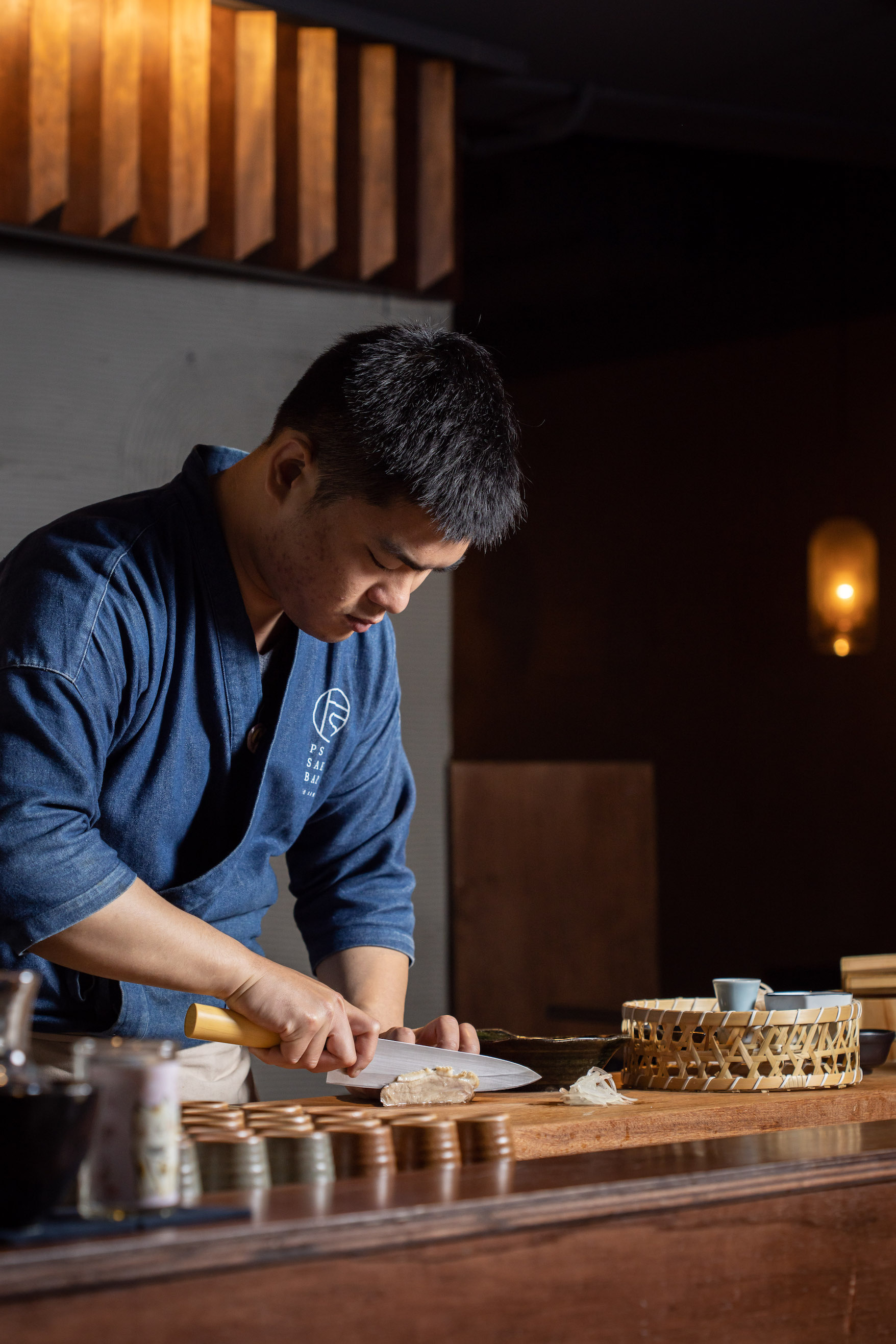 PS Sake Bar店長在台前製作適合搭配清酒的精緻冷前菜。