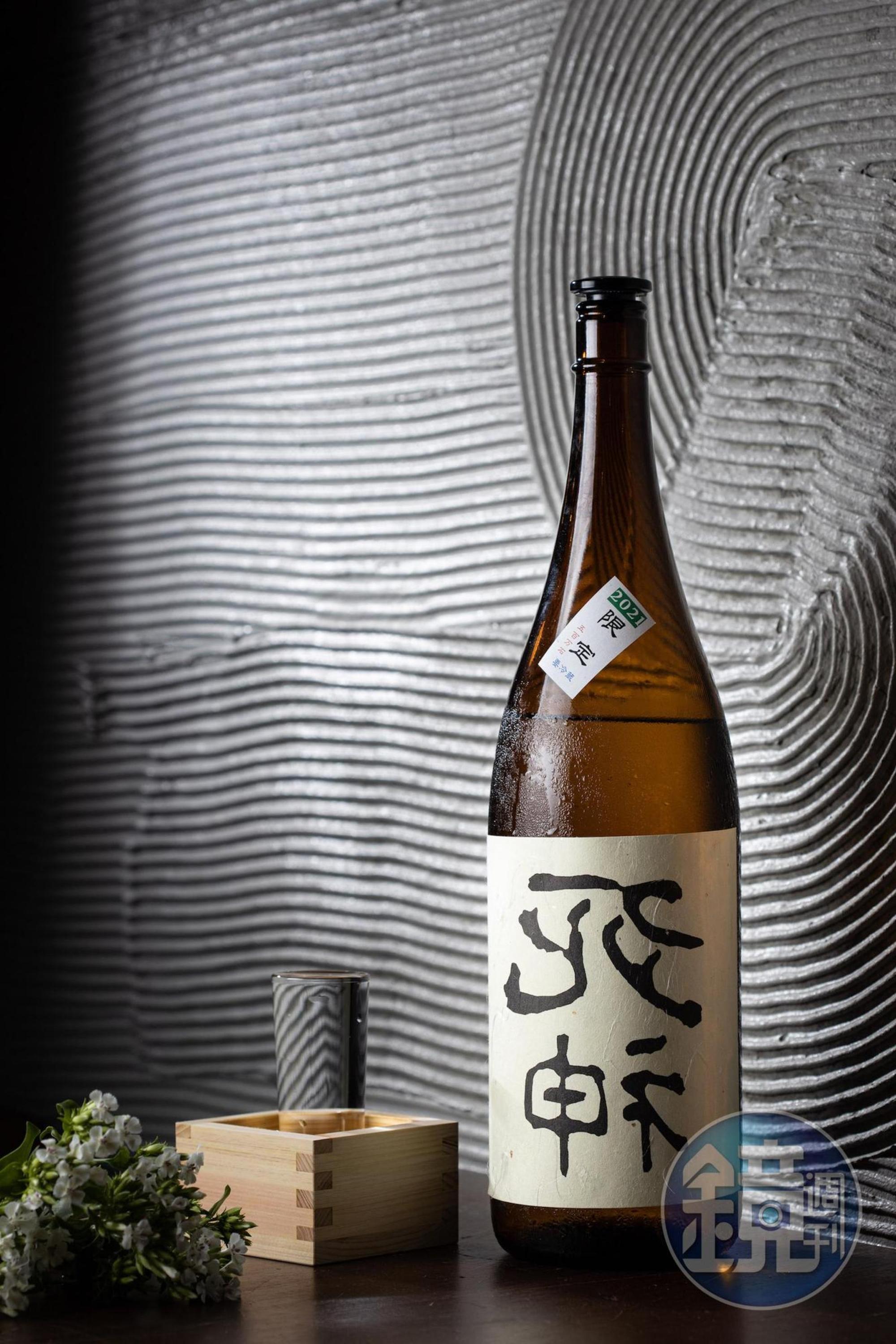 島根縣加茂福酒造的「裏死神 純米大吟釀」酒標以有趣的鏡像呈現,擁有絕妙的酸度與濃厚的旨味。(650元/180ml、5,500元/1,800ml)