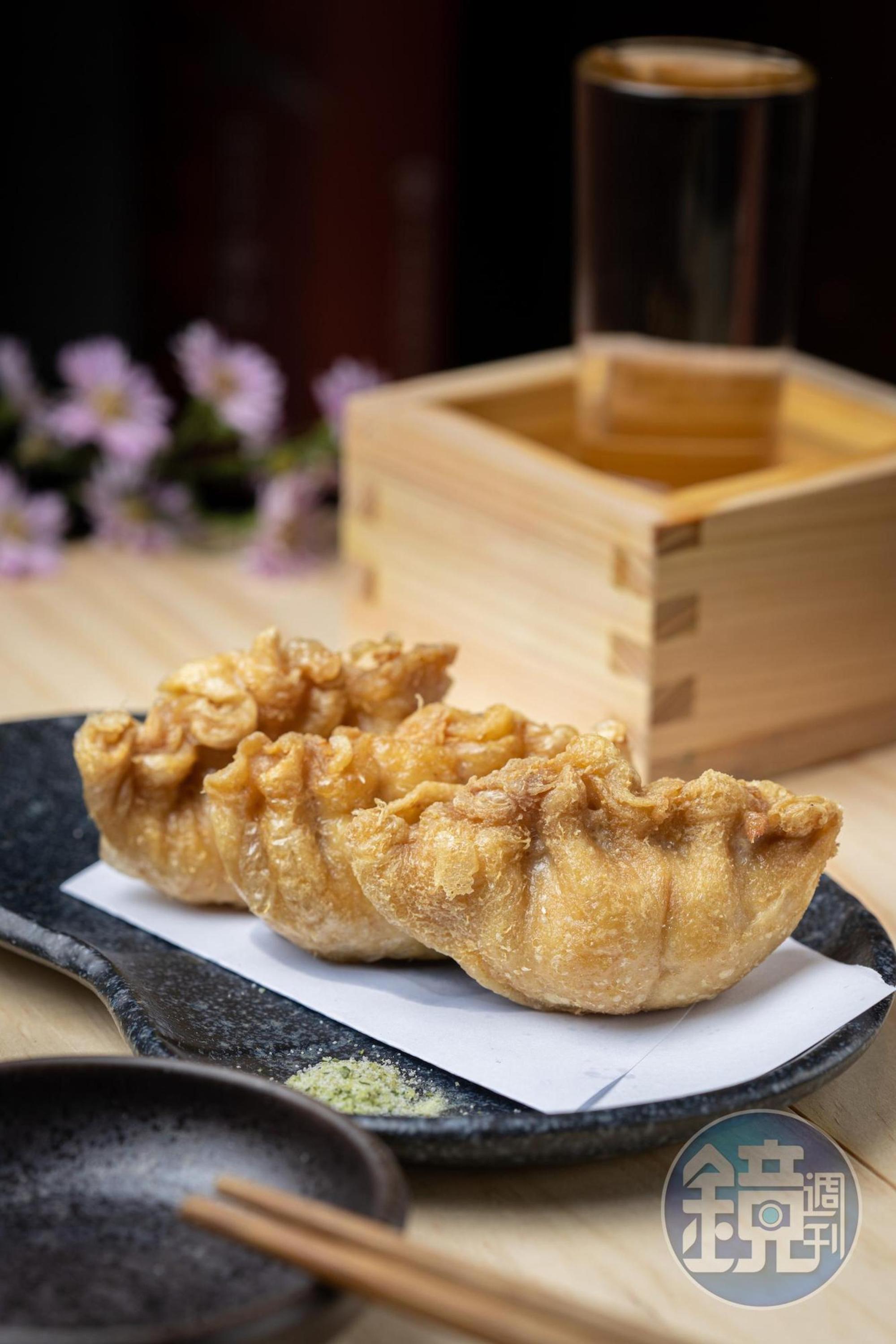 「自家製雞皮餃子」以雞皮當餃子皮,包入鮮甜豬肉餡,香脆多汁。(250元/3顆)