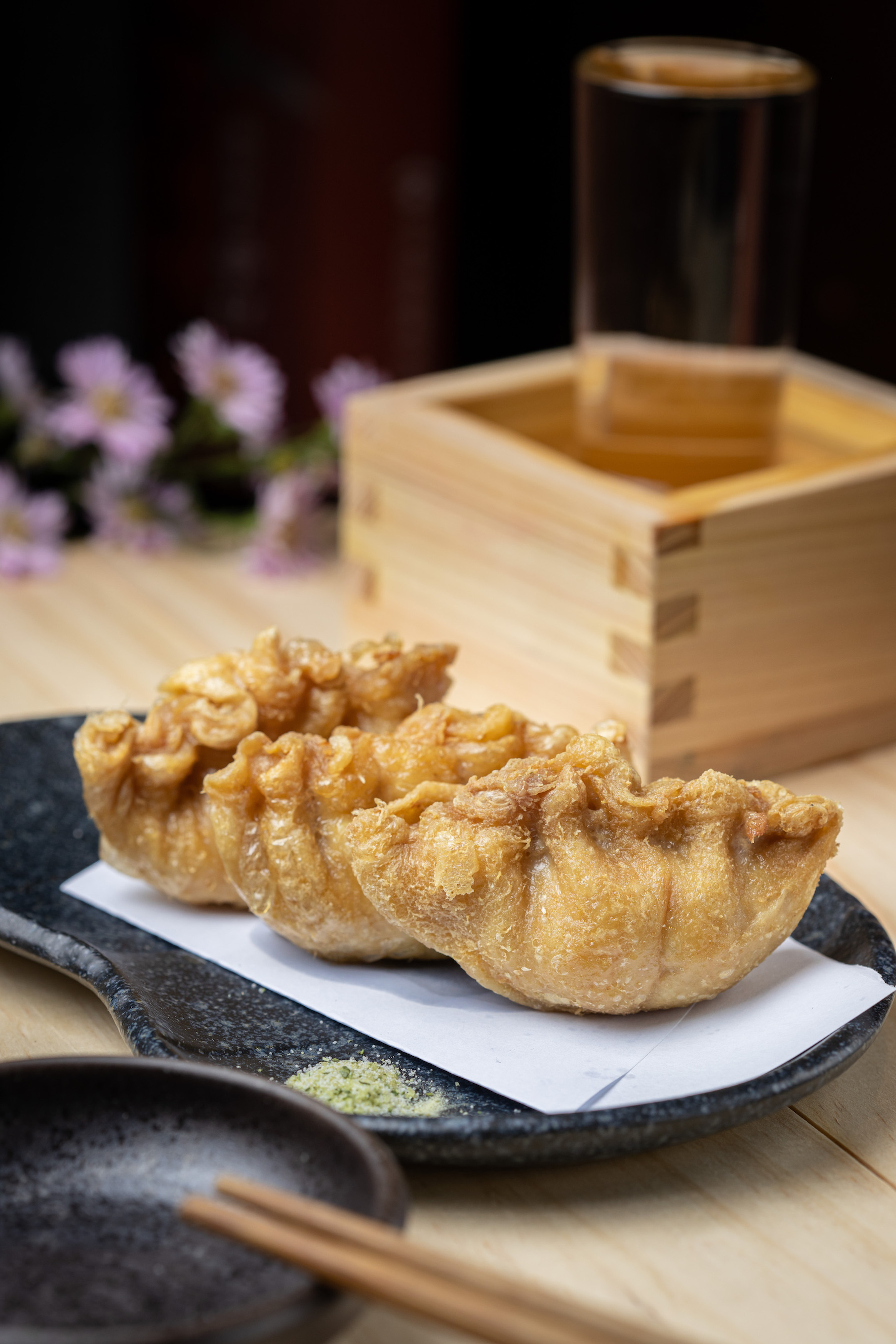 「自家製雞皮餃子」以雞皮當餃子皮,包入鮮甜豬肉餡,香脆多汁。(250元/3顆)