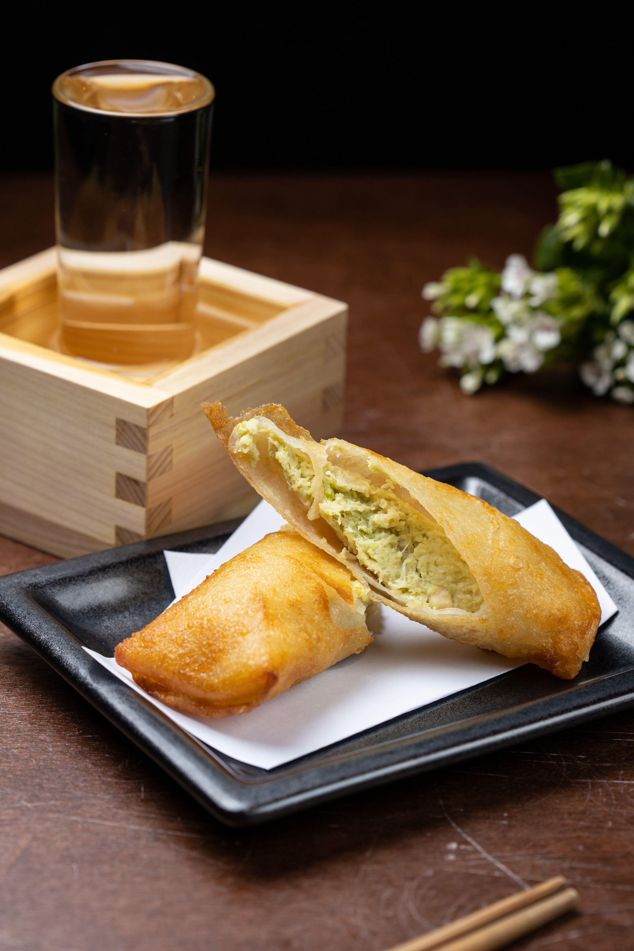 「松葉蟹起司豆腐春捲」豆味香濃,口感輕盈。(120元/份)