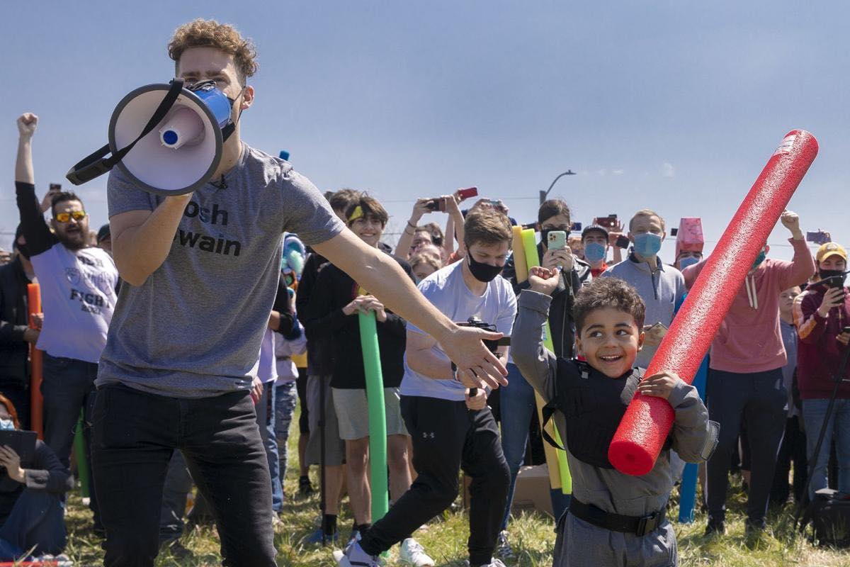 一名4歲男孩喬許最終贏得這場勝利。（翻攝自Raskuly推特）
