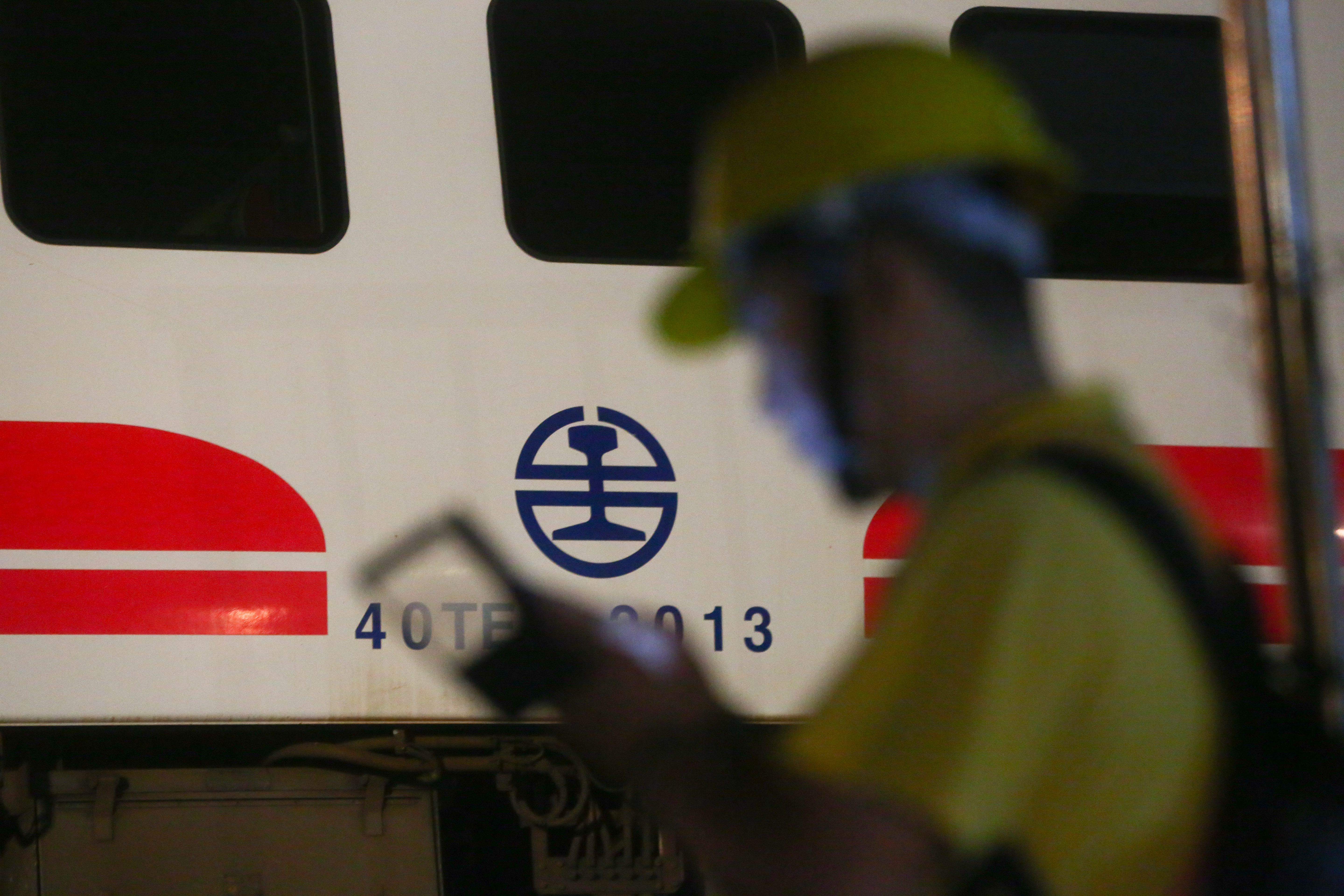 台鐵2年前發生普悠瑪出軌事故，本月又發生因包商疏失造成的出軌意外，昨日再度出現廠商違約施工導致工人受傷，頻傳事故。圖為普悠馬列車出軌現場照。（本刊資料照）