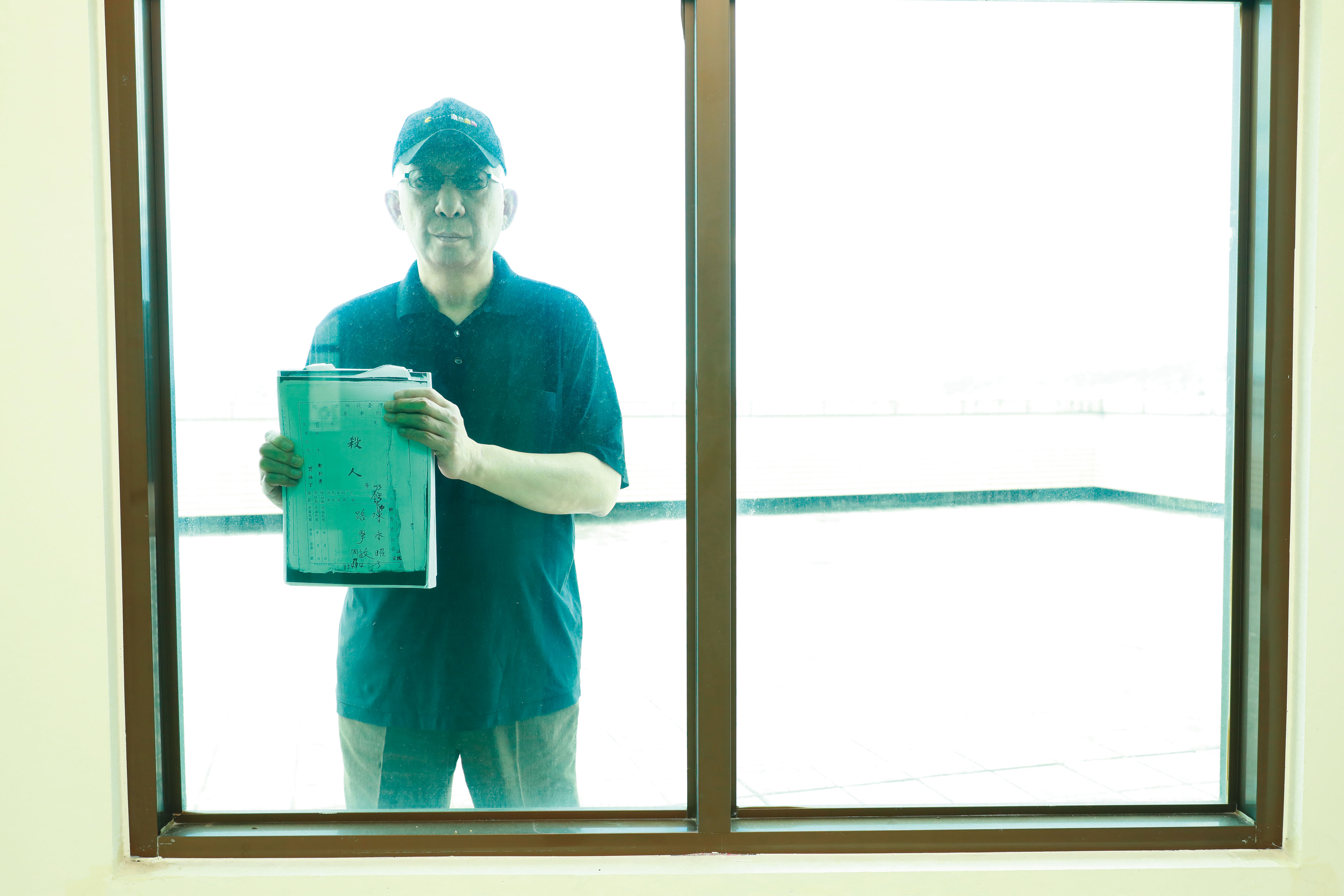 白髮蒼蒼的路學敏調出當年遭判有罪的偵訊筆錄等卷證，希望司法能還他清白。