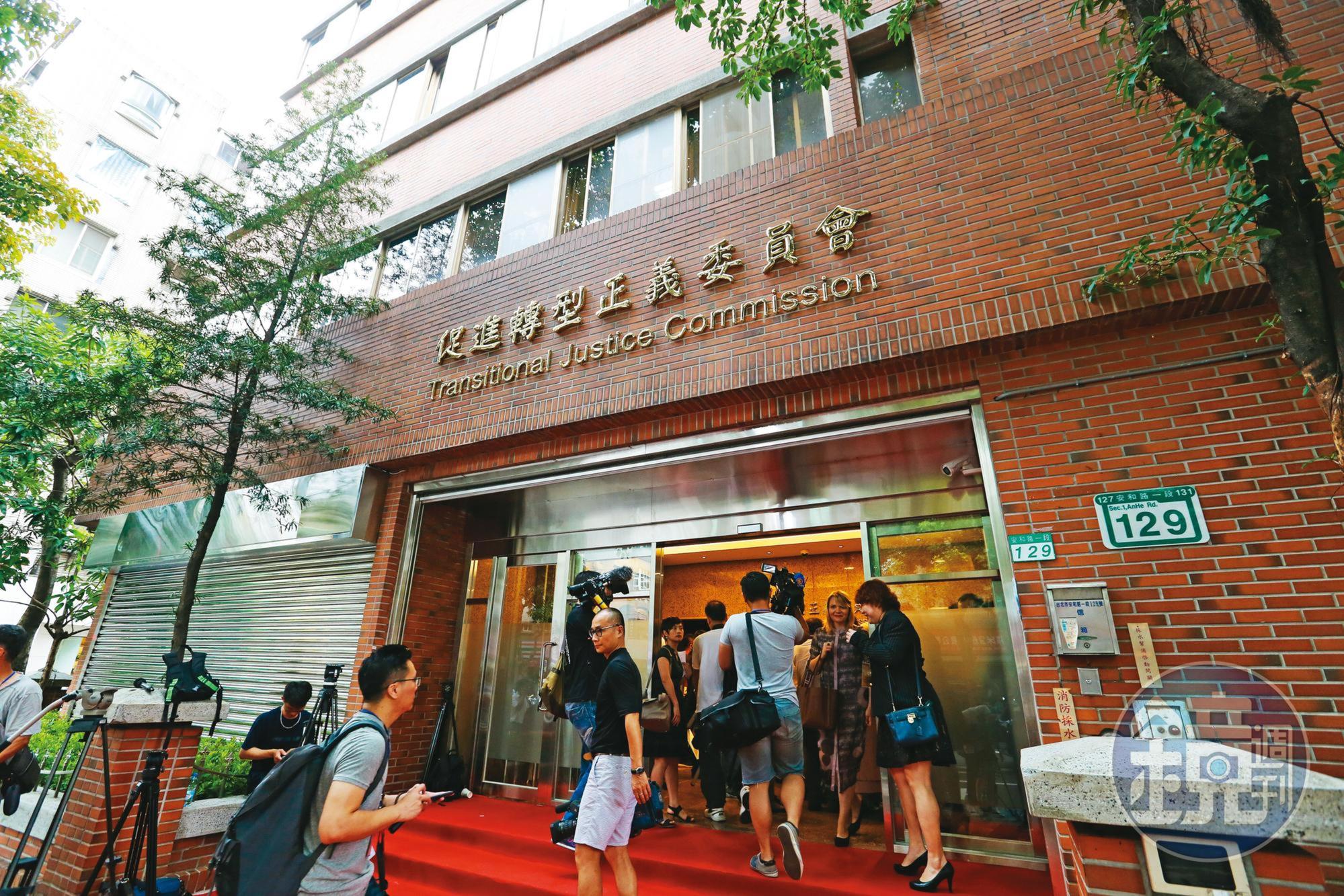 路學敏在2年前向促轉會申請平冤,調出了千餘頁資料。