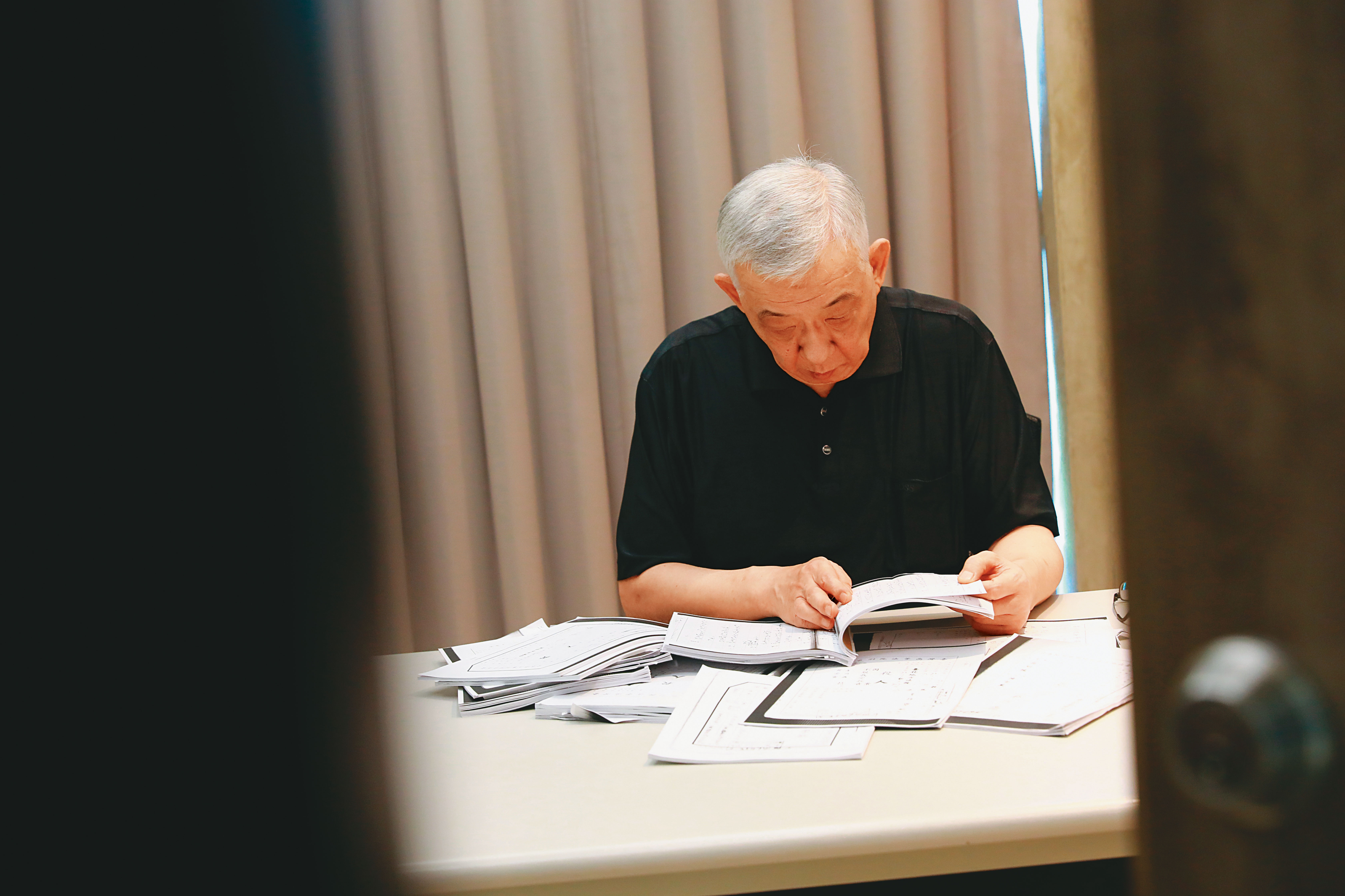 路學敏看著千餘頁的卷證資料說，自己明明是救人的人，怎麼會被認定是殺人犯。