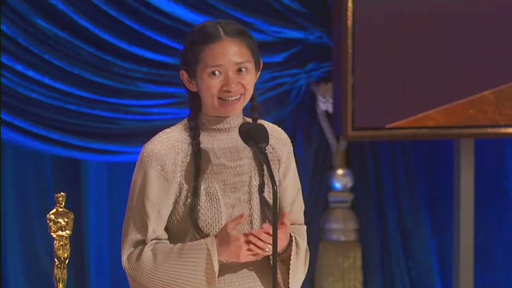 趙婷獲得奧斯卡最佳導演獎，成為第一位獲得此殊榮的華裔女導演。（翻攝The Academy推特影片）