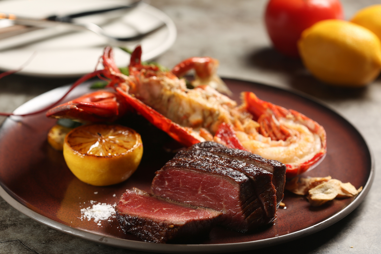 海陸雙拼的「S&W乾式熟成紐約客」（1,680元／8oz）＋「龍蝦」（980/半隻、1,880元／隻），一份就吃得到「Smith & Wollensky」「sea to Sky」雙品牌的招牌菜色。