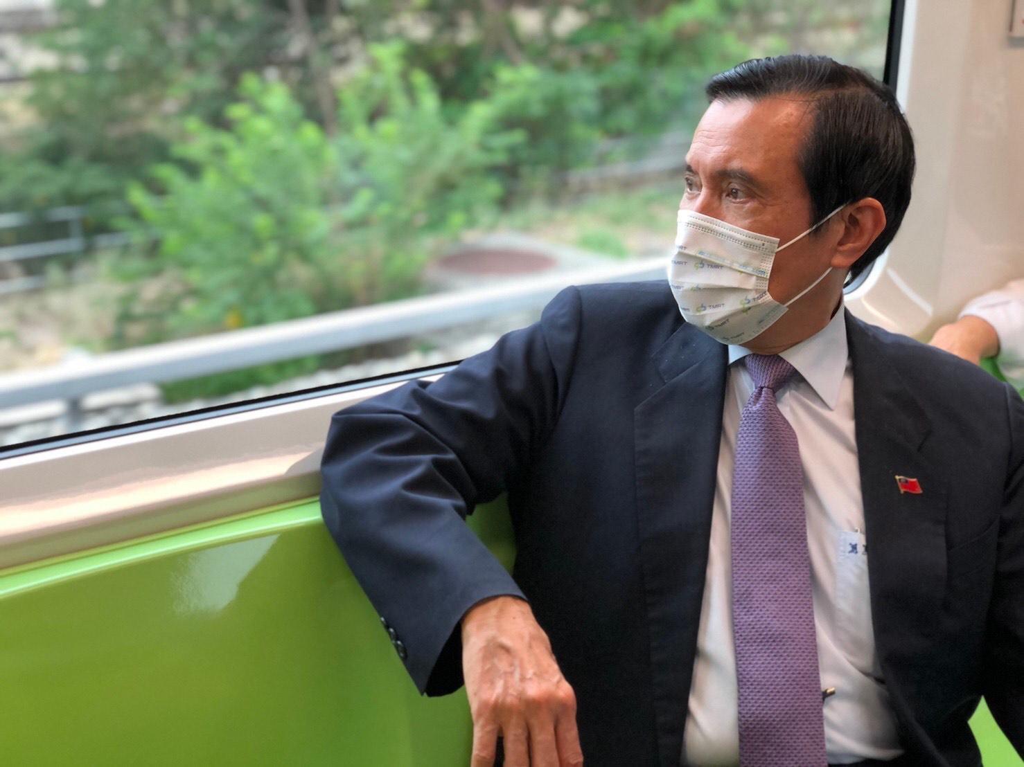 前總統馬英九昨天出席中捷通車典禮後,親自體驗搭乘。(翻攝自馬英九臉書)