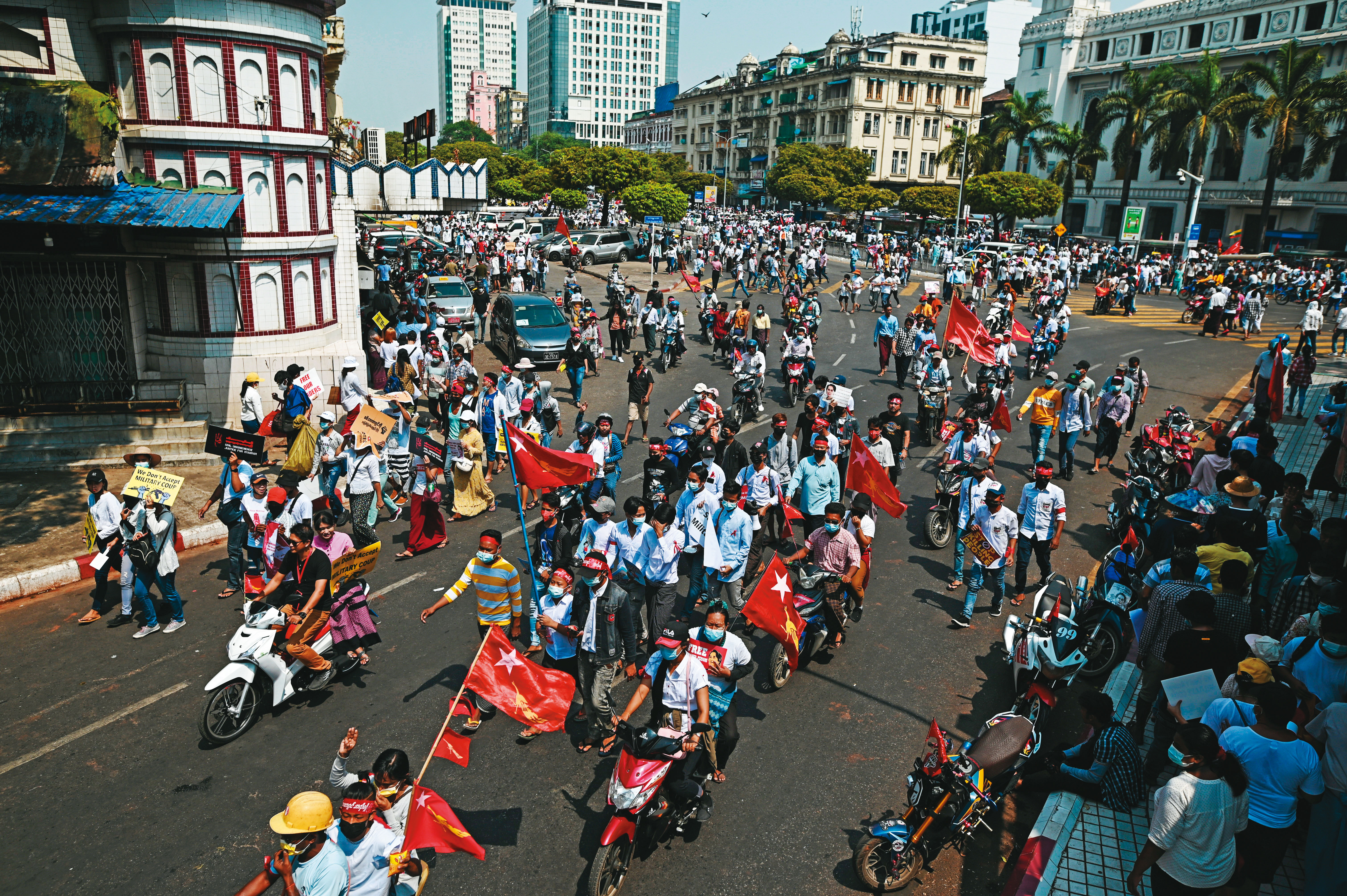 緬甸軍方在2月1日發動政變，引發民眾大規模集結抗議。軍方以殘酷鎮壓應對，目前已知超過700人死亡。（達志影像）