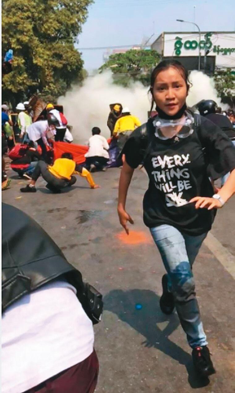緬甸華裔少女鄧家希在抗爭中喪生,成為年輕人反抗軍政府極權的精神象徵。(翻攝《伊洛瓦底日報》)
