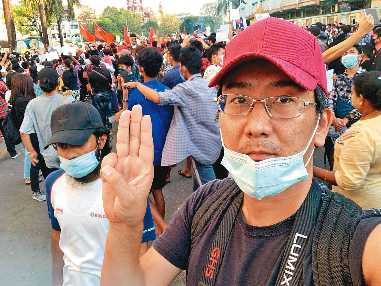 在緬甸經營媒體公司「仰光媒體專業者」的日本記者北角裕樹,已遭緬甸軍政府局逮捕。圖為他舉三指禮。(翻攝北角裕樹臉書)
