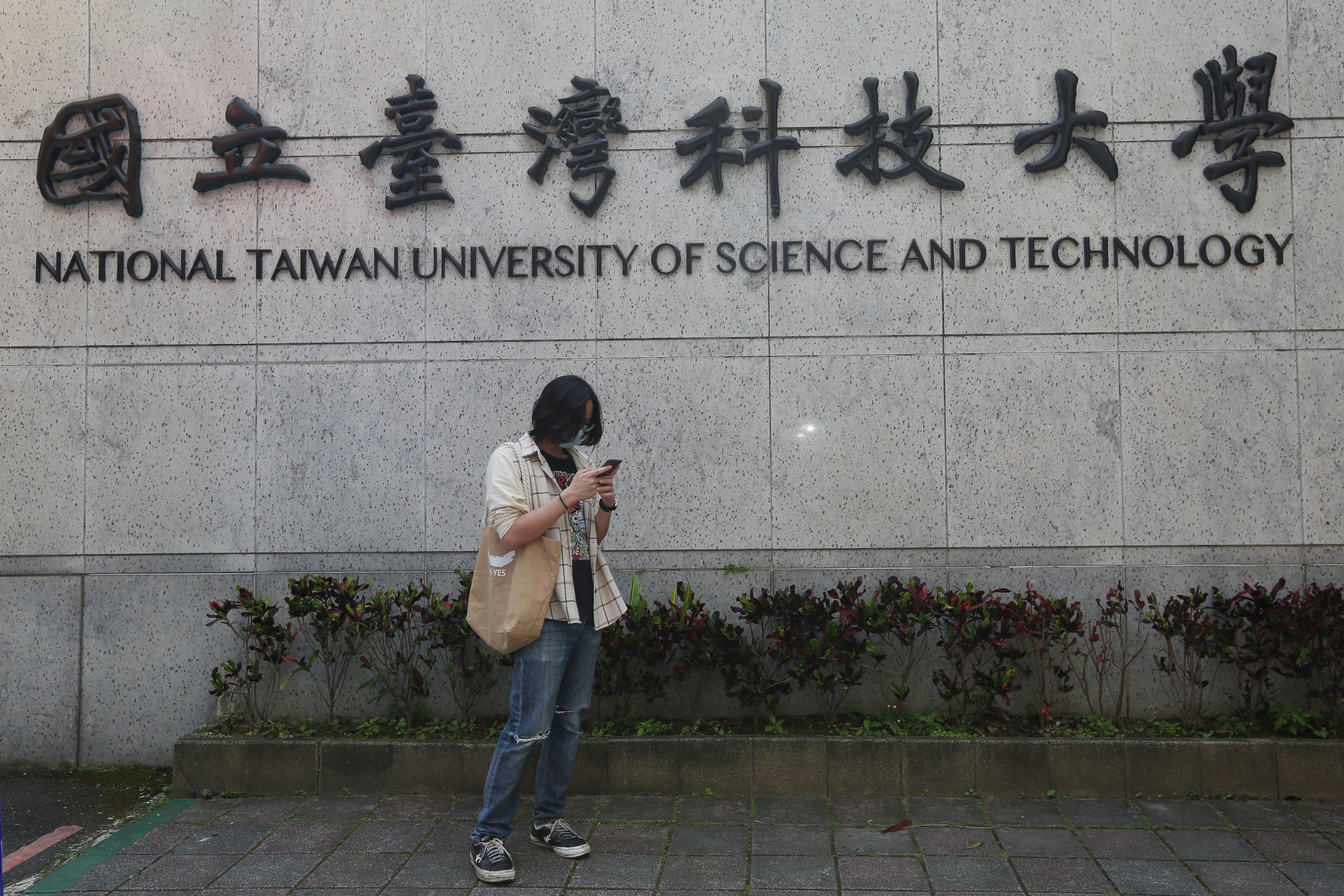 台科大主任祕書呂政修證實校內有65名外籍生，與確診機師參與同場活動。示意圖，非當事人（本刊資料照）