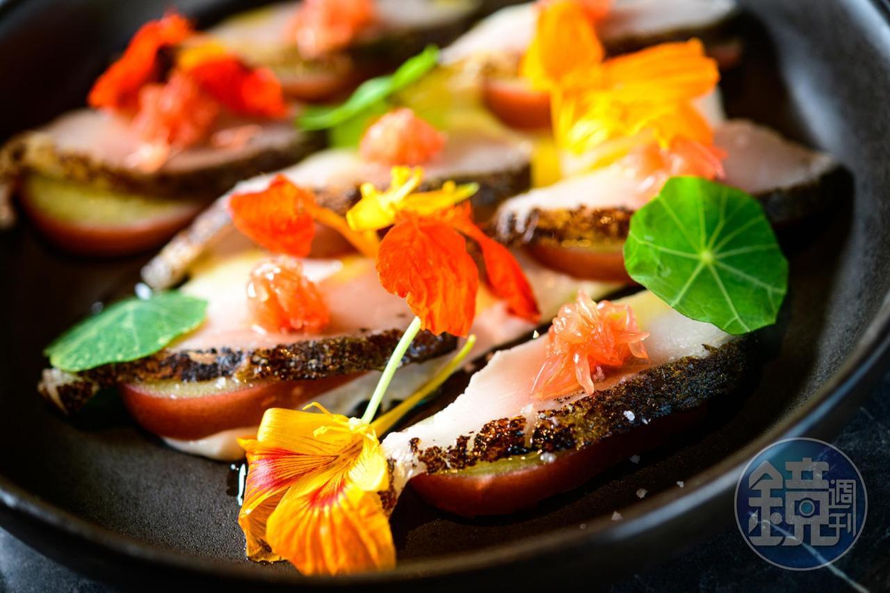 鮮味濃縮的「熟成生魚片 」，搭配花卉、鮮果及起司，帶來流動的風味變化。（380元／份）