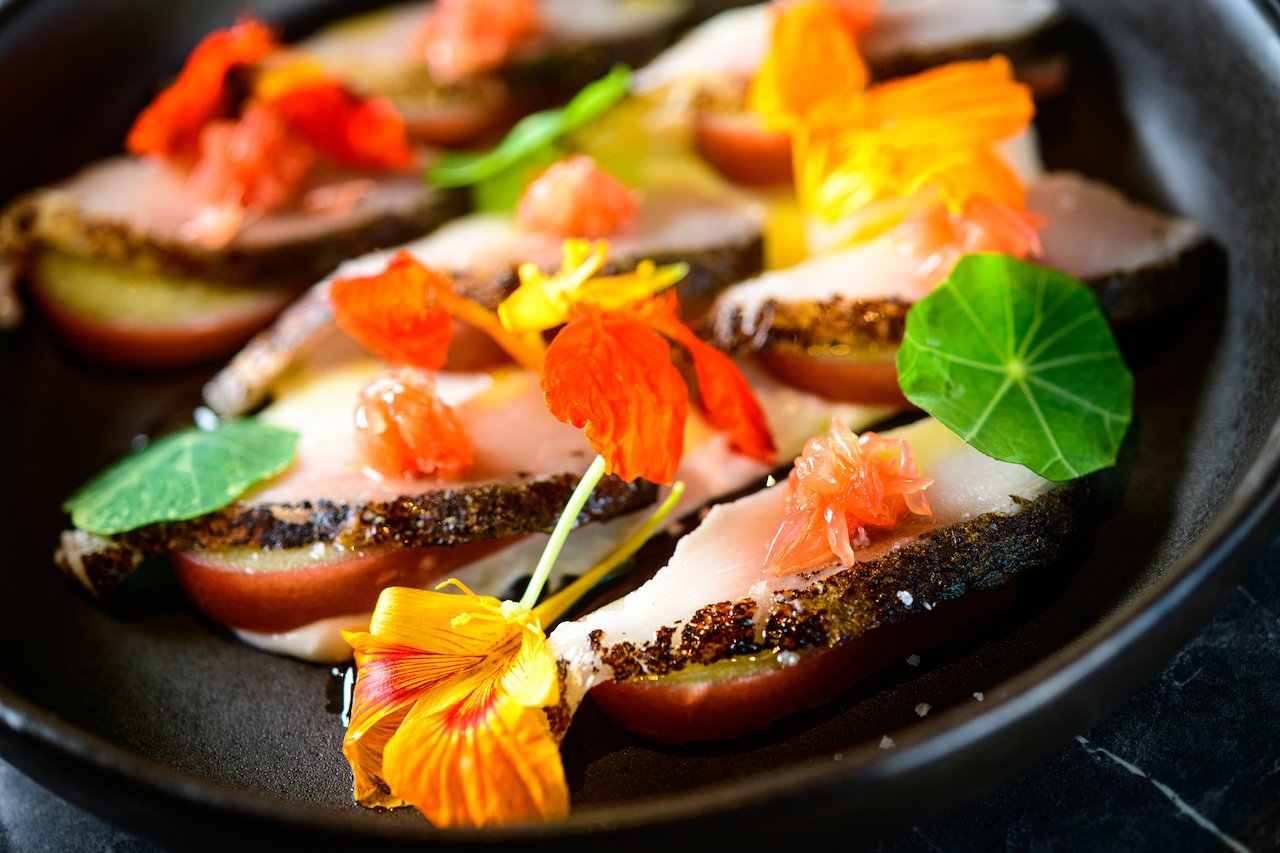 鮮味濃縮的「熟成生魚片 」，搭配花卉、鮮果及起司，帶來流動的風味變化。（380元／份）