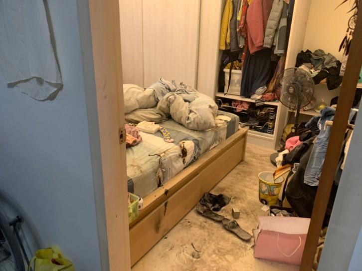 先前指控「婆婆咬人」的前空姐住處傳出火警意外，屋內廚房、臥房都有燃燒過的痕跡。（翻攝畫面）