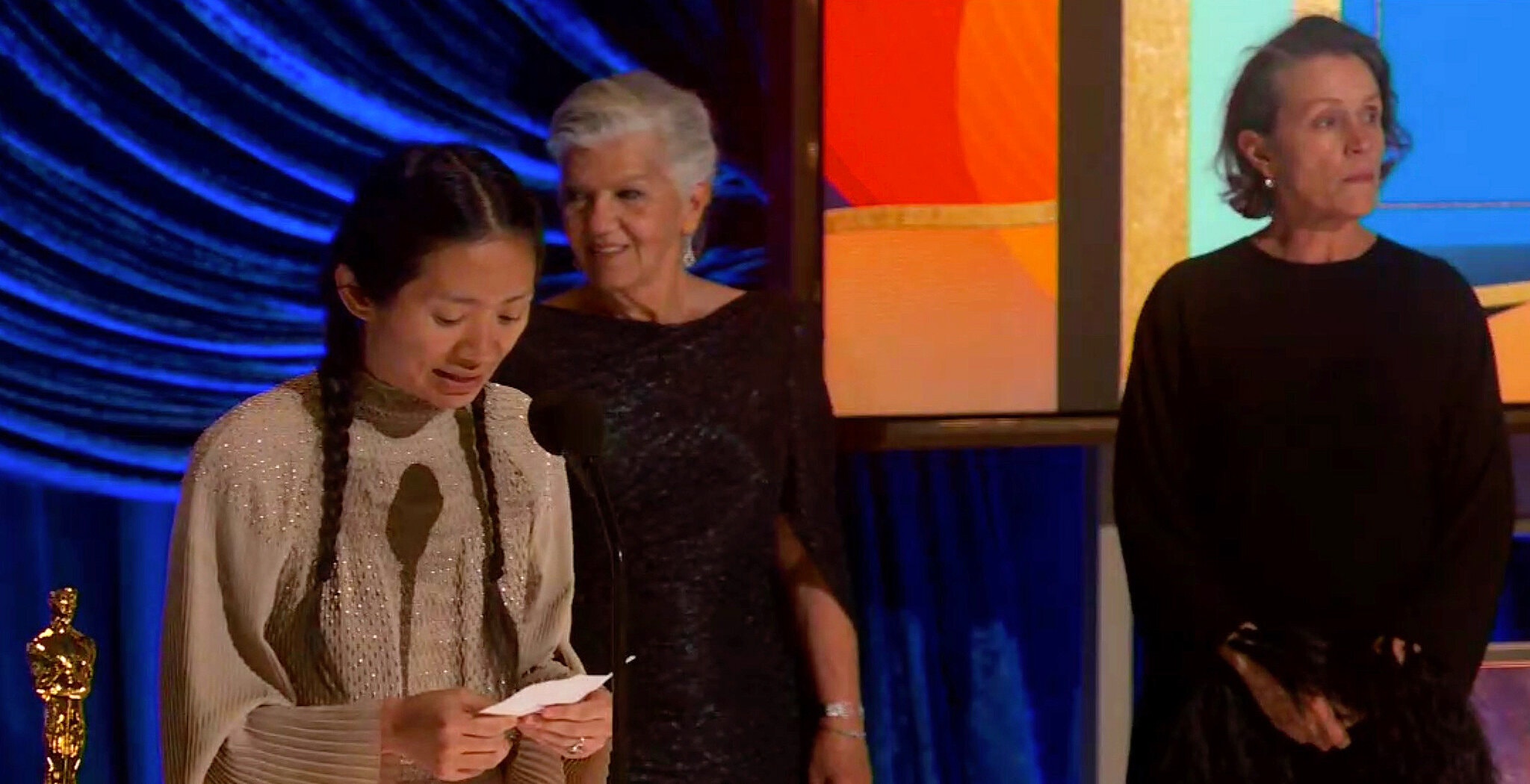 華裔女導演趙婷（左）執導的《游牧人生》成為本屆奧斯卡最大贏家，分別獲得最佳影片、最佳導演及最佳女主角3項大獎。（翻攝ABC影片）