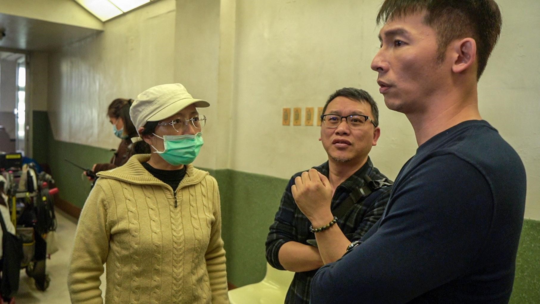 導演蔡銀娟(左)、製作人湯昇榮(中),與溫昇豪(右)現場討論演出細節。(公視、myVideo提供)