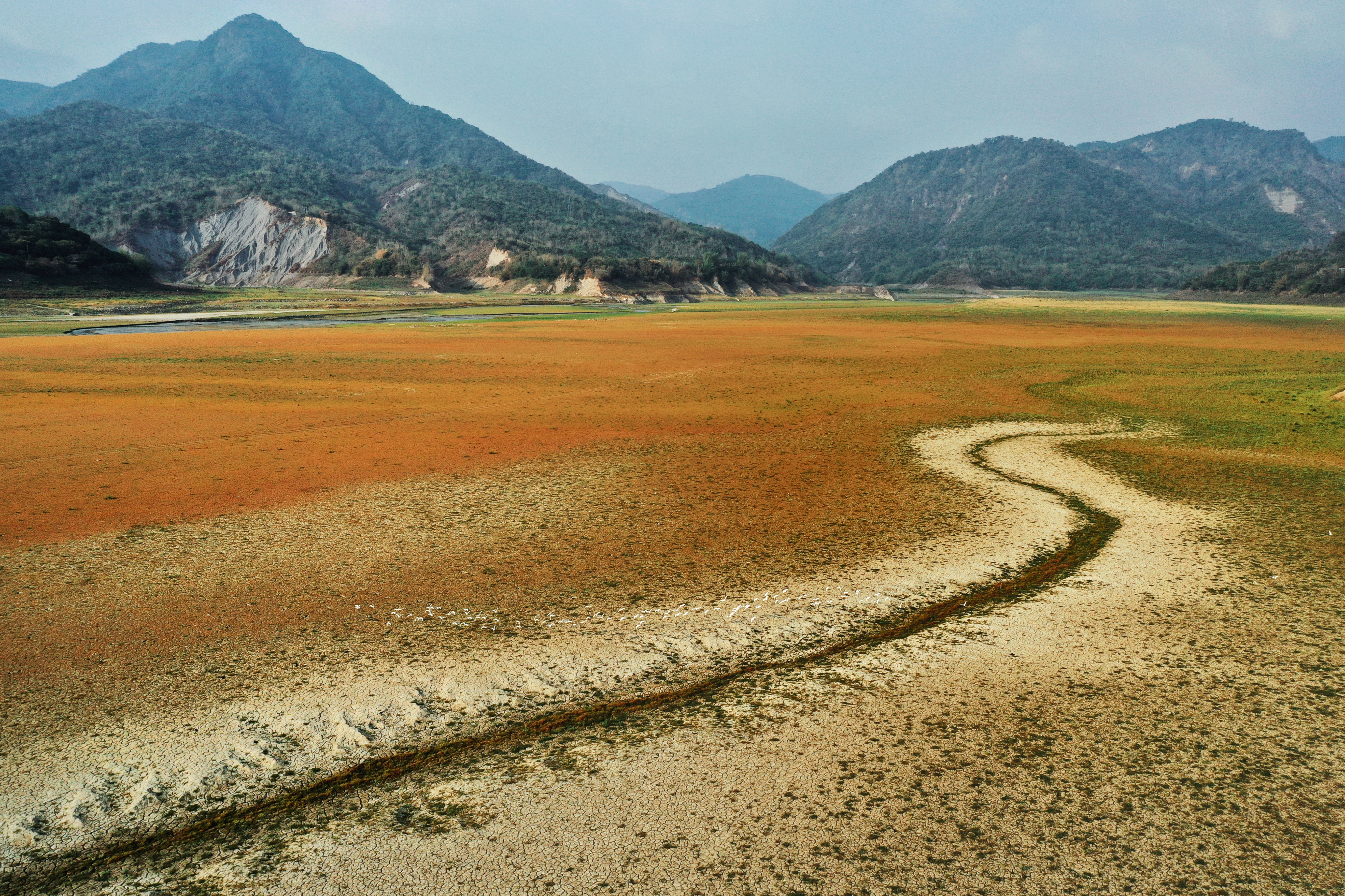 台南曾文水庫久旱不雨，上游大埔鄉河底已裸露逐漸乾涸，形成涓涓細流草原的景色。