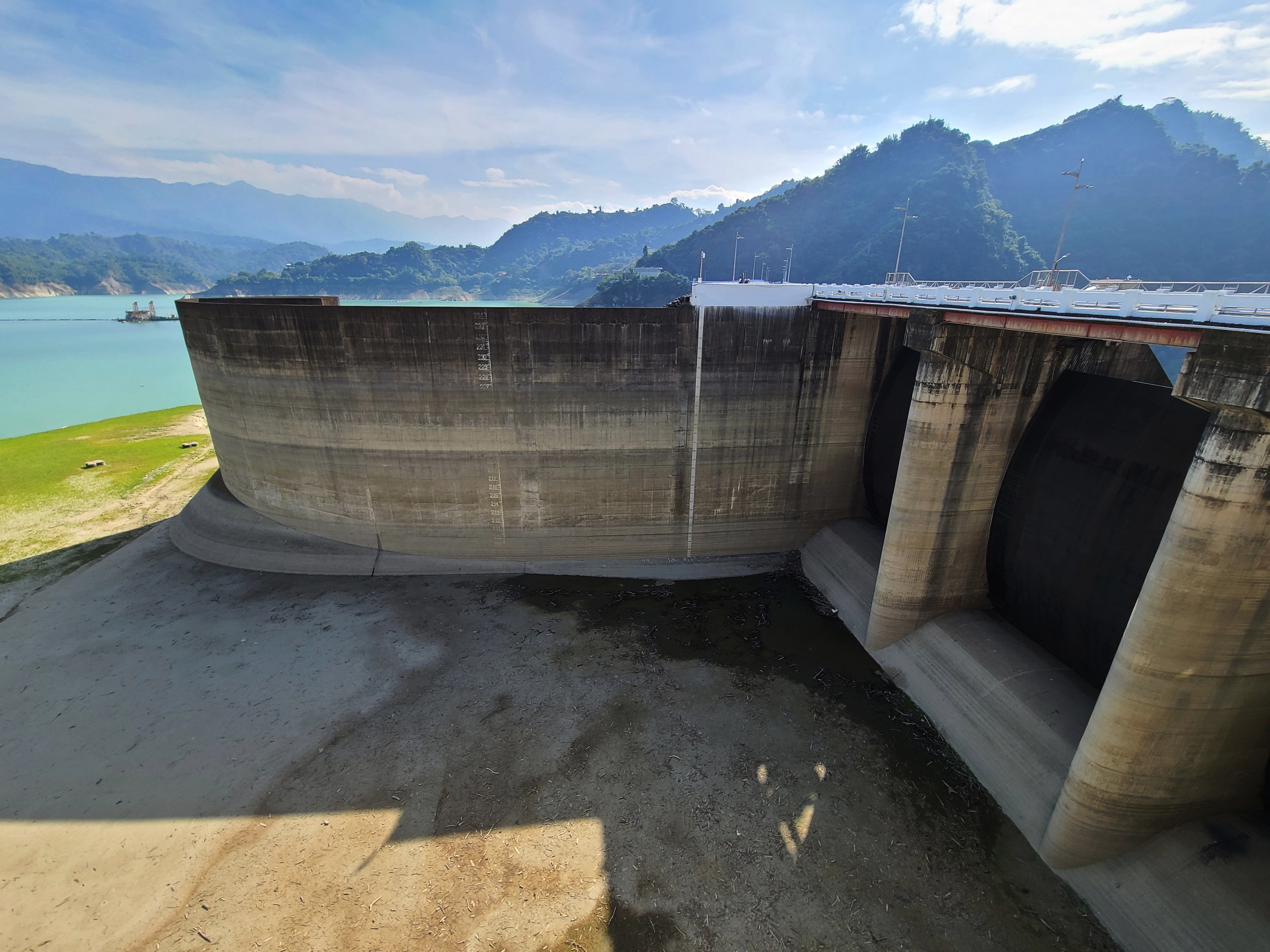 台南曾文水庫溢水口在去年底時早已乾涸無水可洩。