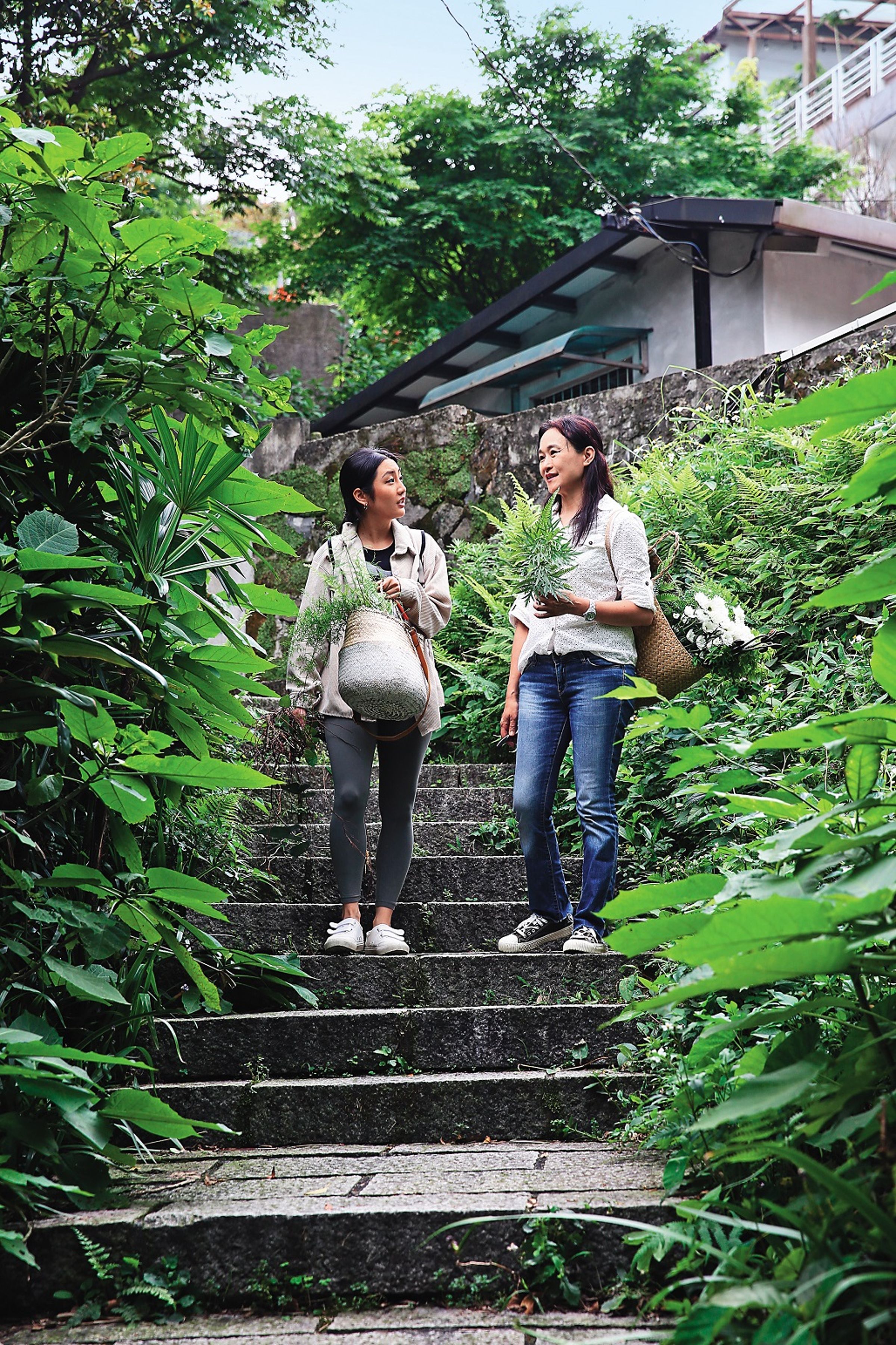 步道兩旁，都是當季自然花藝素材。