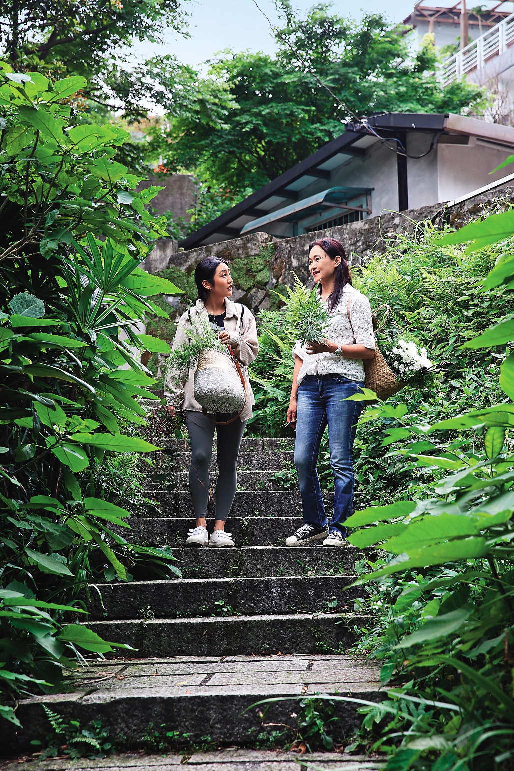 步道兩旁，都是當季自然花藝素材。