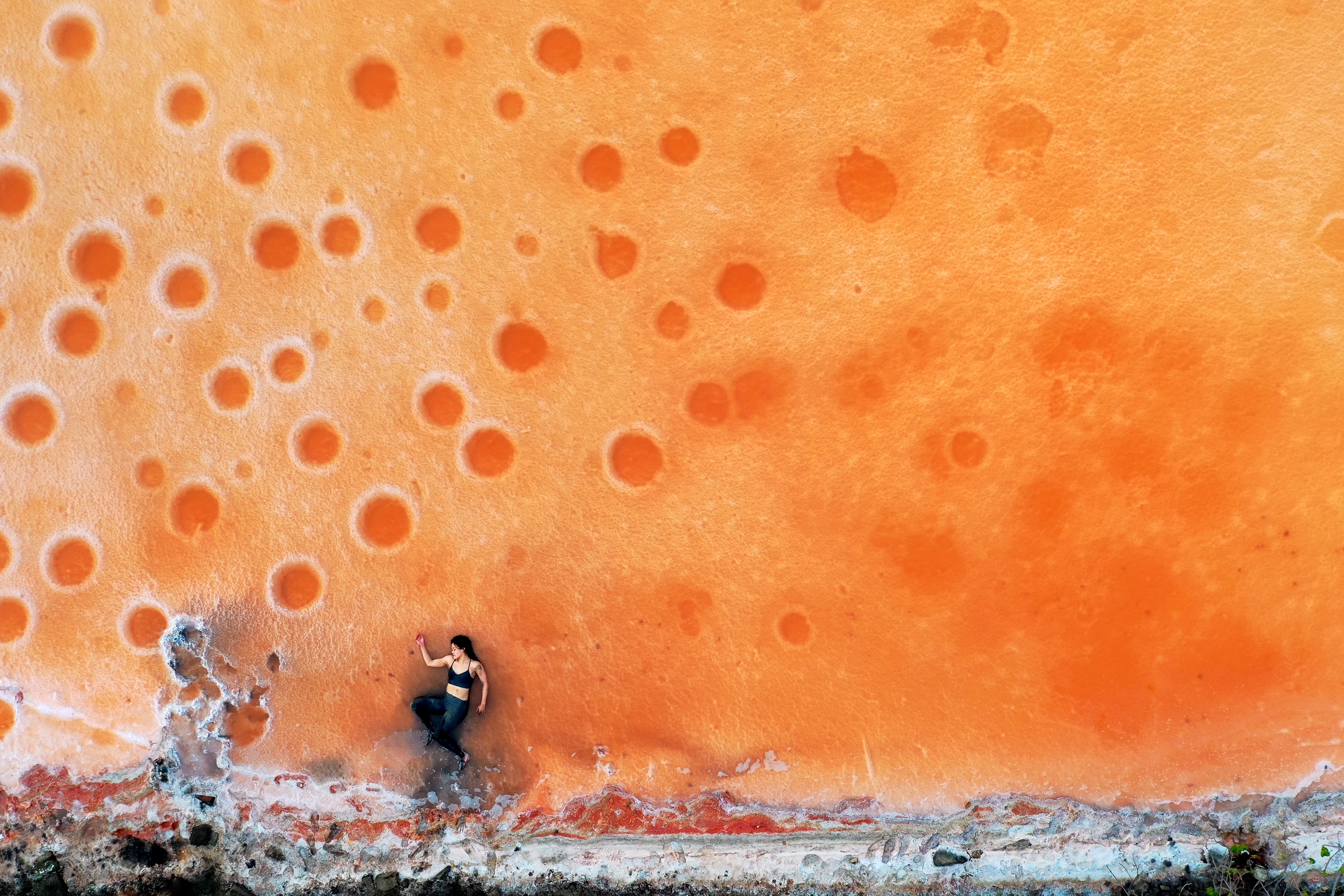 台南七股廢棄鹽田久旱不雨海水鹽度增高，形成此一特殊景色，吸引網美來此拍照打卡。