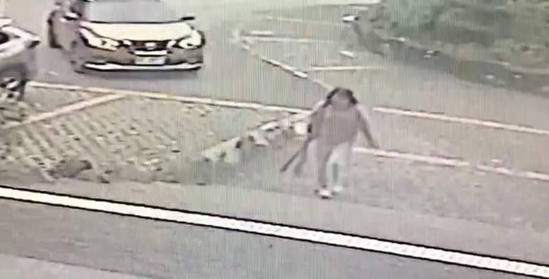 蔡姓女教師手持2根球棒,怒氣沖沖進入辦公室。(讀者提供)