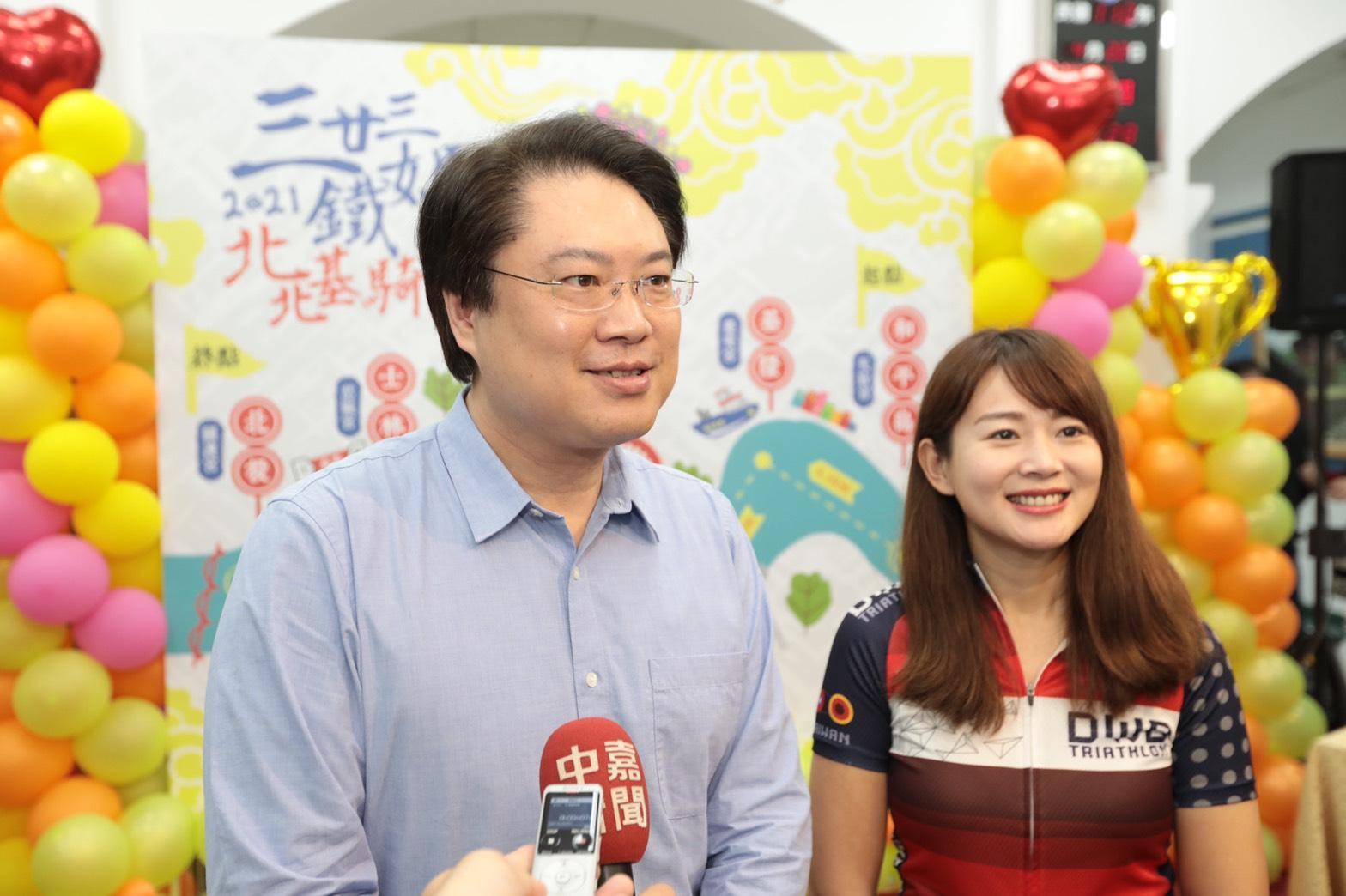 林右昌市長(左)與魏華萱(右)舉行活動記者會,公布5月1日「三廿三鐵媽會」活動內容。(基隆市政府提供)
