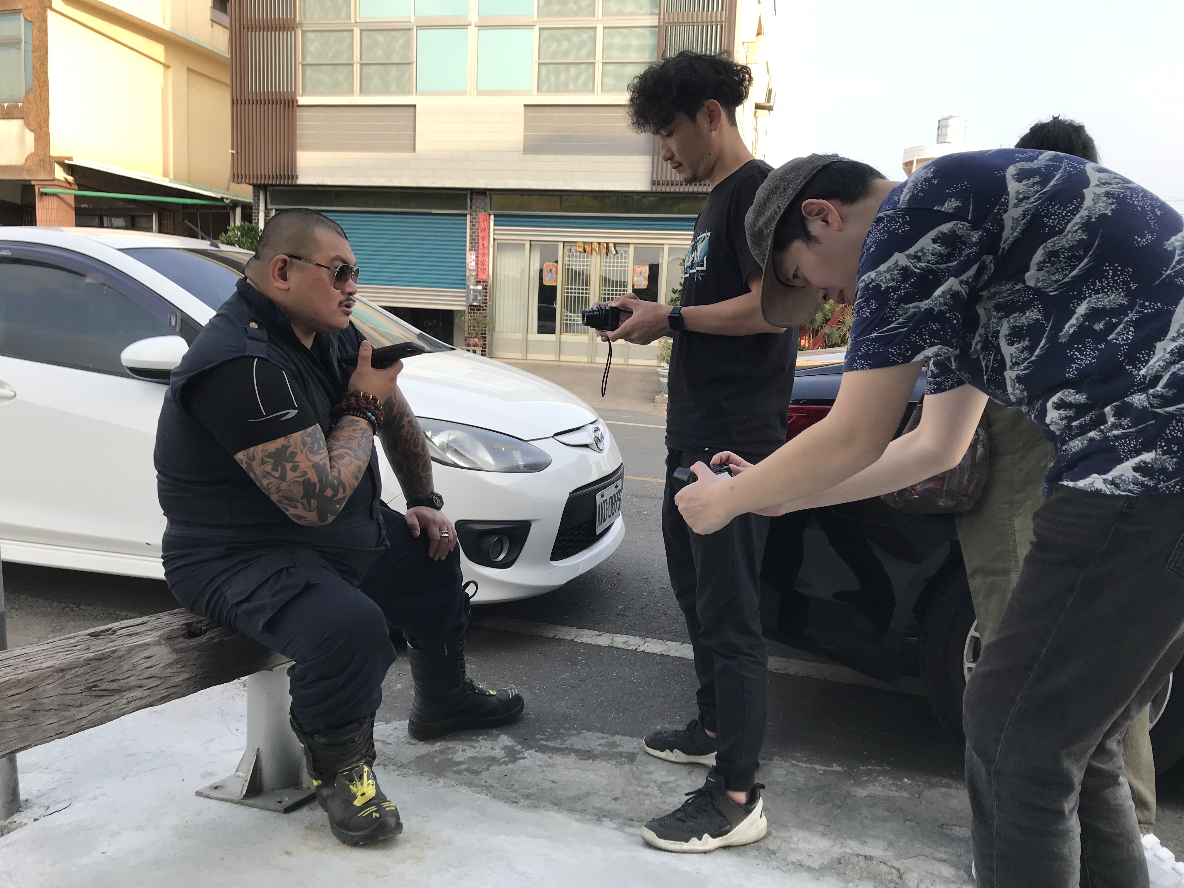 朱詩鈺（右）以李火山（左）為主角拍攝而成的《動保蝙蝠俠》，票房表現亮眼。（車庫娛樂提供）