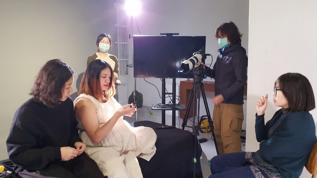 朱詩倩（右一）拍攝《非法母親》期間備受暈眩症所苦，必須坐著工作。（車庫娛樂提供）