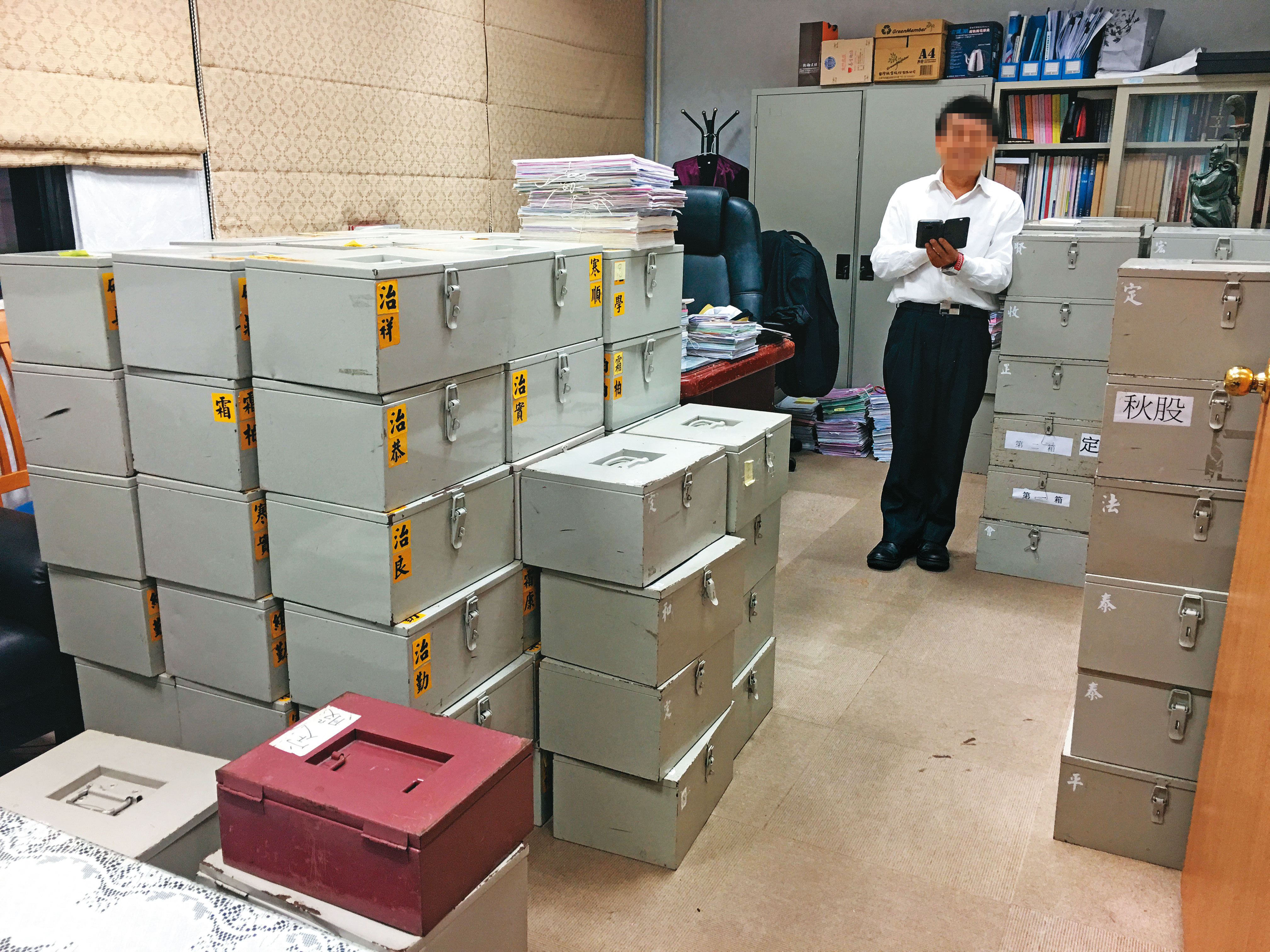 檢察官每月新收加上累積未結案件，常數百案件在手上有待消化。檢察官結案後會將書類與卷宗裝箱送審，每天在襄閱主任檢察官室都可看到堆滿待審箱子，工作量可想而知。